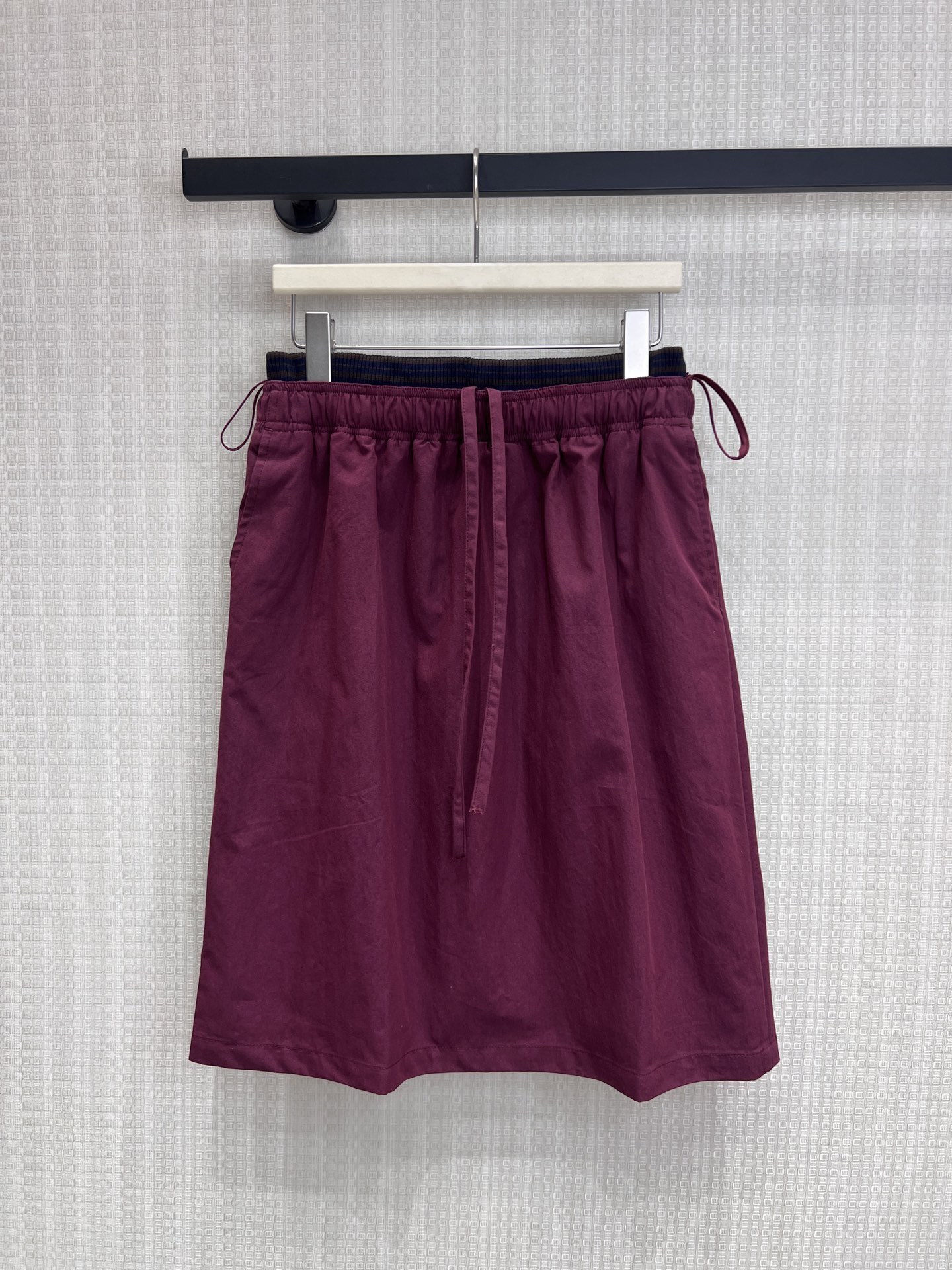 NO:844656,Jackets, skirts, new products for spring and summer 26, rad** style burgundy nylon casual suit, welding a sense of relaxation and luxury to the body. The classic burgundy tone has its own retro filter, low-key and elegant. The combination of lapel jacket + elastic waist skirt, balances neatness and casualness. Triangular logo and drawstring details on the chest, replica of the brand's iconic design. Crisp nylon fabric is windproof and stylish, and the upper body has a neat drape.  The jacket can be worn alone with jeans, and the skirt can also be matched with sweaters and shirts. One set unlocks N ways to wear it, and you can easily create a textured atmosphere when commuting or going out on the street. Available in stock smL,,skirts,jeans,jackets & coats,jackets & coats,shirts,19860909外套 半裙 26春夏新品 rad**风酒红尼龙休闲套装 把松弛感与高级感焊在身上 经典酒红调自带复古滤镜,低调又显贵 翻领夹克+松紧腰半裙的组合,兼顾利落与随性 胸口三角标与抽绳细节,复刻品牌标志性设计 挺括尼龙面料防风有型,上身自带利落垂坠感 夹克可单穿搭配牛仔裤,半裙也能和针织衫 衬衫适配,一套解锁N种穿法,通勤、出街都能轻松拿捏质感氛围现货出售smL,,skirts,jeans,jackets & coats,jackets & coats,shirts,,Women's clothing
