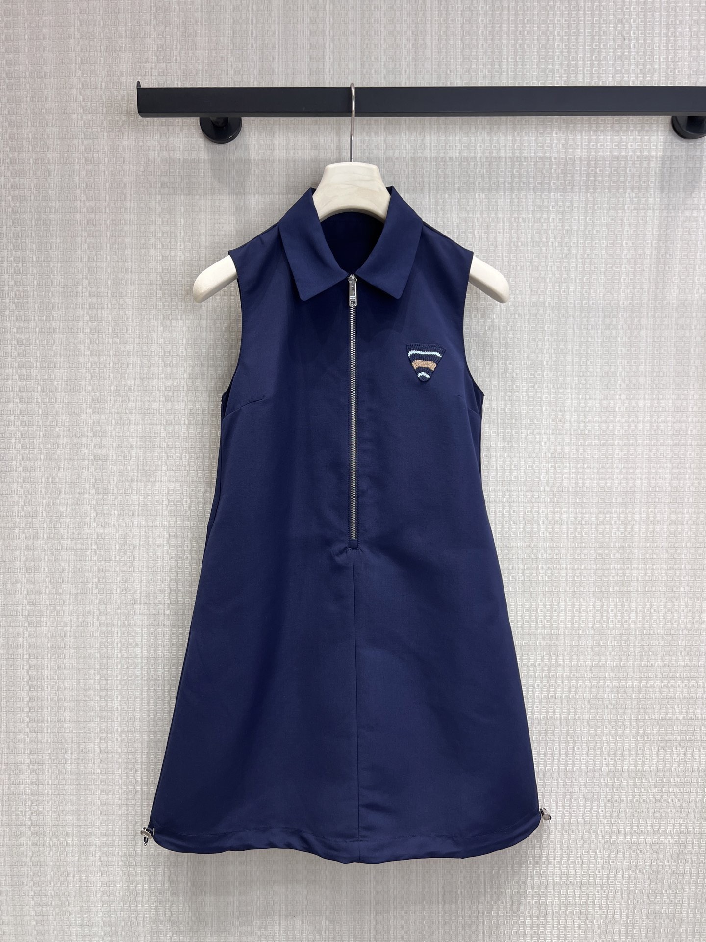 NO:844666,26 spring and summer new products Pra** style triangle logo navy blue sleeveless Polo dress. An elegant remodeling of the classic college style. Neat lapels + half-open zipper design, both smart and casual. Iconic triangle embroidery on the chest, low-key to highlight the recognition.  Ready for sale smL,,prada,skirts,shirts,1986090926春夏新品 Pra**风三角标藏青无袖Polo连衣裙 经典学院风的优雅重塑 利落翻领+半开拉链设计,兼顾干练与随性 胸口标志性三角刺绣,低调彰显辨识度 A字廓形+下摆侧边调节扣,轻松藏肉优化比例 藏青高定面料垂坠挺括,上身自带清冷高级感 单穿清爽减龄,搭配衬衫、针织衫秒变叠穿高手 现货出售smL,,prada,skirts,shirts,,Women's clothing