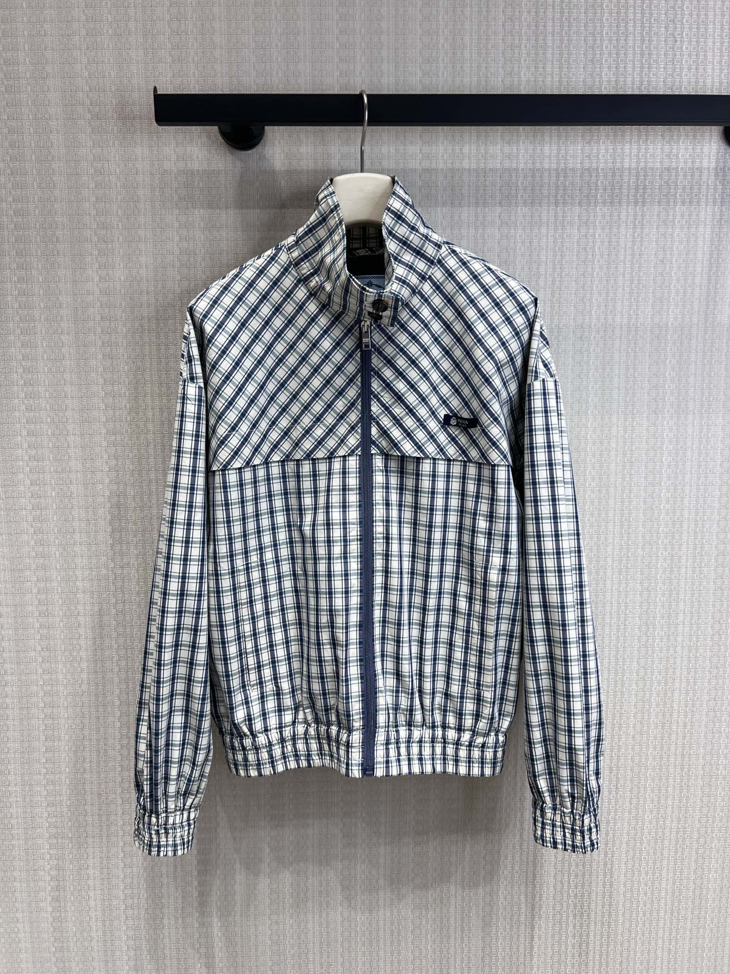 NO:844696,Pra* 26Ss new spring and summer retro lapel plaid casual jacket丨Exclusively developed by yb!  Top quality production!  The reversible and standable double-wear collar style allows you to switch freely between laziness and neatness; the retro plaid pattern intertwined with dark and light blue, the lightweight nylon blended fabric is waterproof and breathable, and can be worn in spring and summer without any sense of restraint. The oversized off-shoulder version accommodates various body types and is relaxed  Create a casual and relaxed feel. The black logo label on the chest is a mark hidden in the details. The three-dimensional large pockets and elastic gathered cuffs take into account both beauty and practicality. Available in stock S/M/L,, prada, versace, jackets  & coats,19860909Pra* 26Ss春夏新款 复古翻领格纹休闲外套丨独家yb开发！顶级高版出品！可翻可立的双穿领型,让你在慵懒与利落之间自由切换；深浅蓝交织的复古格纹,轻盈尼龙混纺面料防水透气,春夏交替季穿着毫无束缚感,oversize落肩版型包容各种身材,轻松打造随性松弛感.胸口的黑色logo标签是藏在细节里的印记,立体大口袋与松紧收褶袖口,兼顾美观与实用性.现货发售S/M/L,,prada,versace,jackets & coats,,Women's clothing