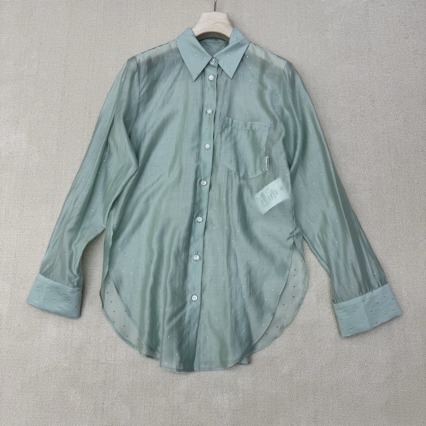 NO:844687,26ss spring and summer new style alexanderwan** full diamond Tencel sun protection shirt. Fully customized heavy-duty hot diamonds, selected light and thin Tencel sun protection fabrics, heavy industrial full-diamond and Tencel combination. Light and comfortable as a walking air conditioner with its own cooling feeling. Full diamond craftsmanship makes it sparkle and smart with you. A must-have item for summer. Very wide version. Very tolerant. Two ways to wear the upper body. A must-have for summer travel. Two colors are available for sale now. SML, shirts,1986090926ss春夏新款alexanderwan**满钻天丝防晒衬衫 全定制重工烫钻,精选轻薄天丝防晒面料,重工满钻与天丝结合 轻薄舒适如行走的空调自带凉感 满钻工艺更是随身闪闪灵动 夏季必备单品 挺阔版型 包容性极强上身两种穿法夏季出行必备 两色现货发售 SML,,shirts,,Women's clothing