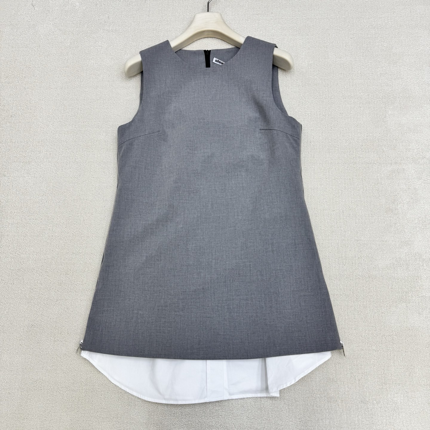 NO:844693,alexan*erwan* Double side zipper lining splicing straight sleeveless round neck dress Double custom zippers on the side can be opened Shirt-style lining contrasting color splicing The two-piece design of long inside and short outside adds a sense of layering Wool blended fabric, super good quality and feel, can be layered, short-sleeved, polo shirts, shirts, etc., looks great with the upper body Two-color SML, skirts, shirts, T-shirts, available now19860909alexan*erwan*双侧拉链里衬拼接直筒无袖圆领连衣裙 侧边双定制拉链可打开 衬衫式里衬撞色拼接里长外短假两件设计更显层次感 羊毛混纺面料,品质手感超好,可叠穿,短袖,polo衫,衬衫等,搭配上身效果巨好看 现货发售两色SML,,skirts,shirts,T-shirt,,Women's clothing