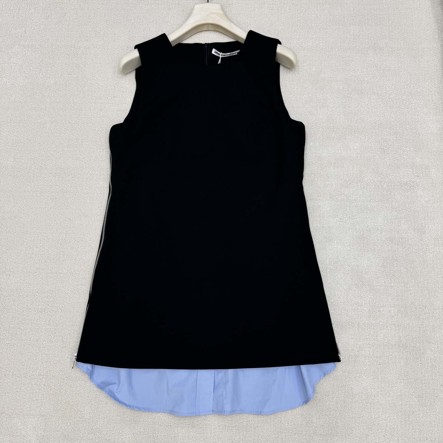 NO:844700,alexan*erwan* Double side zipper lining splicing straight sleeveless round neck dress Double custom zippers on the side can be opened Shirt-style lining contrasting color splicing The two-piece design of long inside and short outside adds a sense of layering Wool blended fabric, super good quality and feel, can be layered, short-sleeved, polo shirts, shirts, etc., looks great with the upper body Two-color SML, skirts, shirts, T-shirts, available now19860909alexan*erwan*双侧拉链里衬拼接直筒无袖圆领连衣裙 侧边双定制拉链可打开 衬衫式里衬撞色拼接里长外短假两件设计更显层次感 羊毛混纺面料,品质手感超好,可叠穿,短袖,polo衫,衬衫等,搭配上身效果巨好看 现货发售两色SML,,skirts,shirts,T-shirt,,Women's clothing