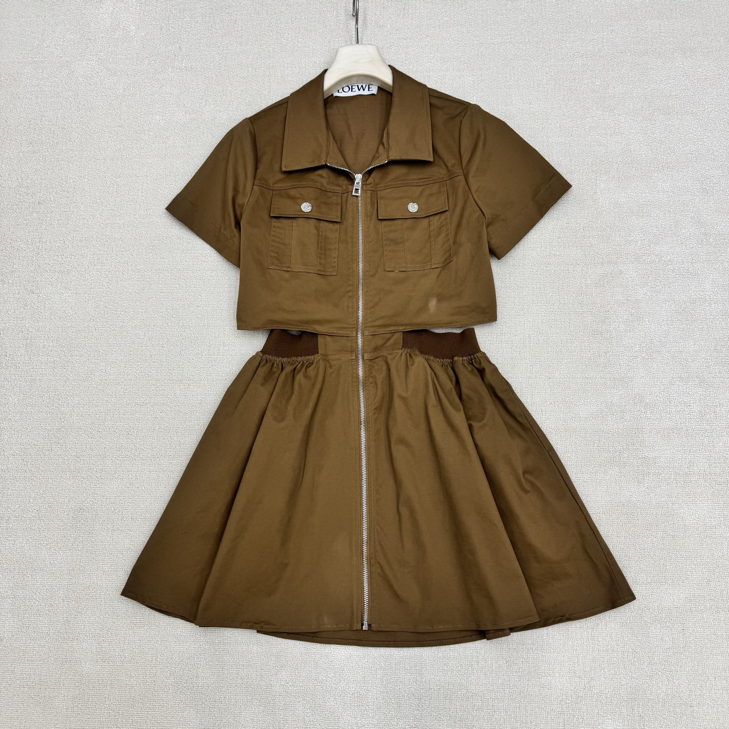 NO:844706,26ss spring and summer new style Loew* work style backless splicing dress. The front piece is customized with an extended zipper. The back vest is designed with machine design. 1:1 customized brand letter elastic waist. The upper body is age-reducing and the fit is super good. Available in stock in two colors. SML, loewe, skirts,1986090926ss春夏新款Loew*工装风露背拼接连衣裙 前片定制加长贯通拉链 后露背心机设计,1比1定制品牌字母橡筋松紧腰 上身减龄不挑人版型超好 现货发售两色 SML,,loewe,skirts,,Women's clothing