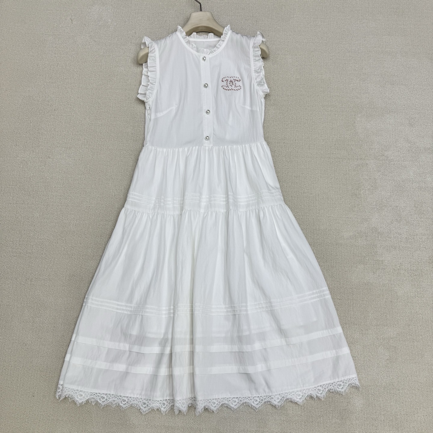 NO:844680,Chan*2026SS spring and summer new series/sleeveless dress with fungus edge stitching. Round neck sleeveless design, liberating the sense of restraint on the shoulders and neck. Achieving complete fit and comfort. The double C embroidery on the badge is the finishing touch of the brand. The lace stitching on the hem is age-reducing and exquisite. Two colors are available for sale now. SML,,chanel,skirts,19860909Chan*2026SS春夏上新系列/木耳边拼接无袖连衣裙 圆领无袖设计 解放双肩颈部束缚感.做到完全贴合舒适度.胸章双C刺绣为品牌点睛之笔 下摆蕾丝花边拼接减龄又精致 现货发售两色 SML,,chanel,skirts,,Women's clothing