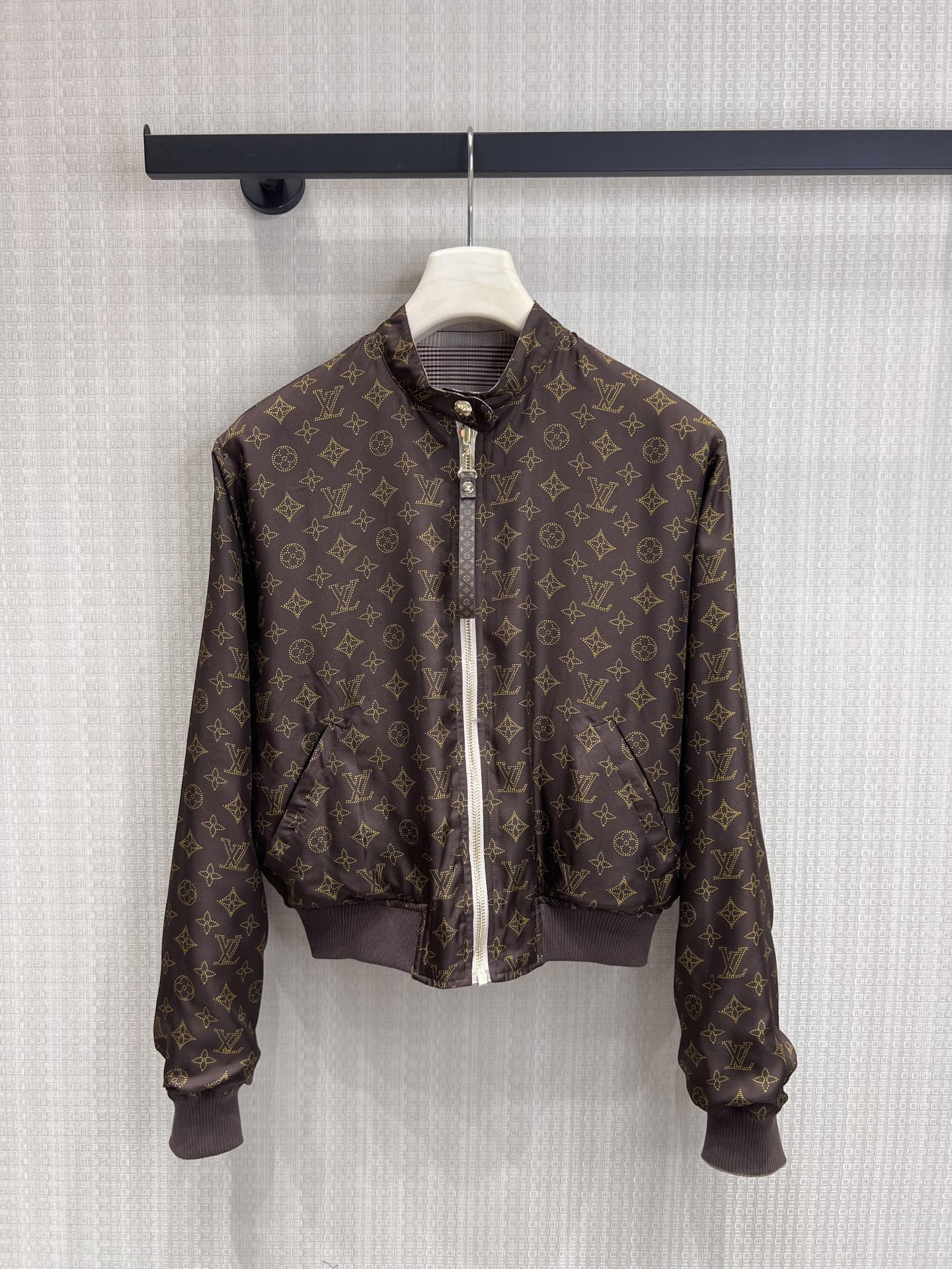NO:863299,LV **Double-sided plaid presbyopic jacket. It has a noble atmosphere. One side is retro plaid and the other is classic presbyopic. The two styles can be freely switched for full practicality. The short high-waisted design can easily create a 30/70 ratio. Neat tailoring + exquisite hardware, the details show the texture of a big brand. It can be salty or sweet, and it is easy to choose different styles. Ready for sale smL,, louis vuitton, jackets & coats,19860909LV **双面穿格纹老花夹克 自带贵气的氛围感单品 一面复古格纹,一面经典老花 两种风格自由切换,实用性拉满 短款高腰设计,轻松打造三七分比例 利落剪裁+精致五金,细节尽显大牌质感 可盐可甜,轻松拿捏不同穿搭风格现货出售smL,,louis vuitton,jackets & coats,,Women's clothing