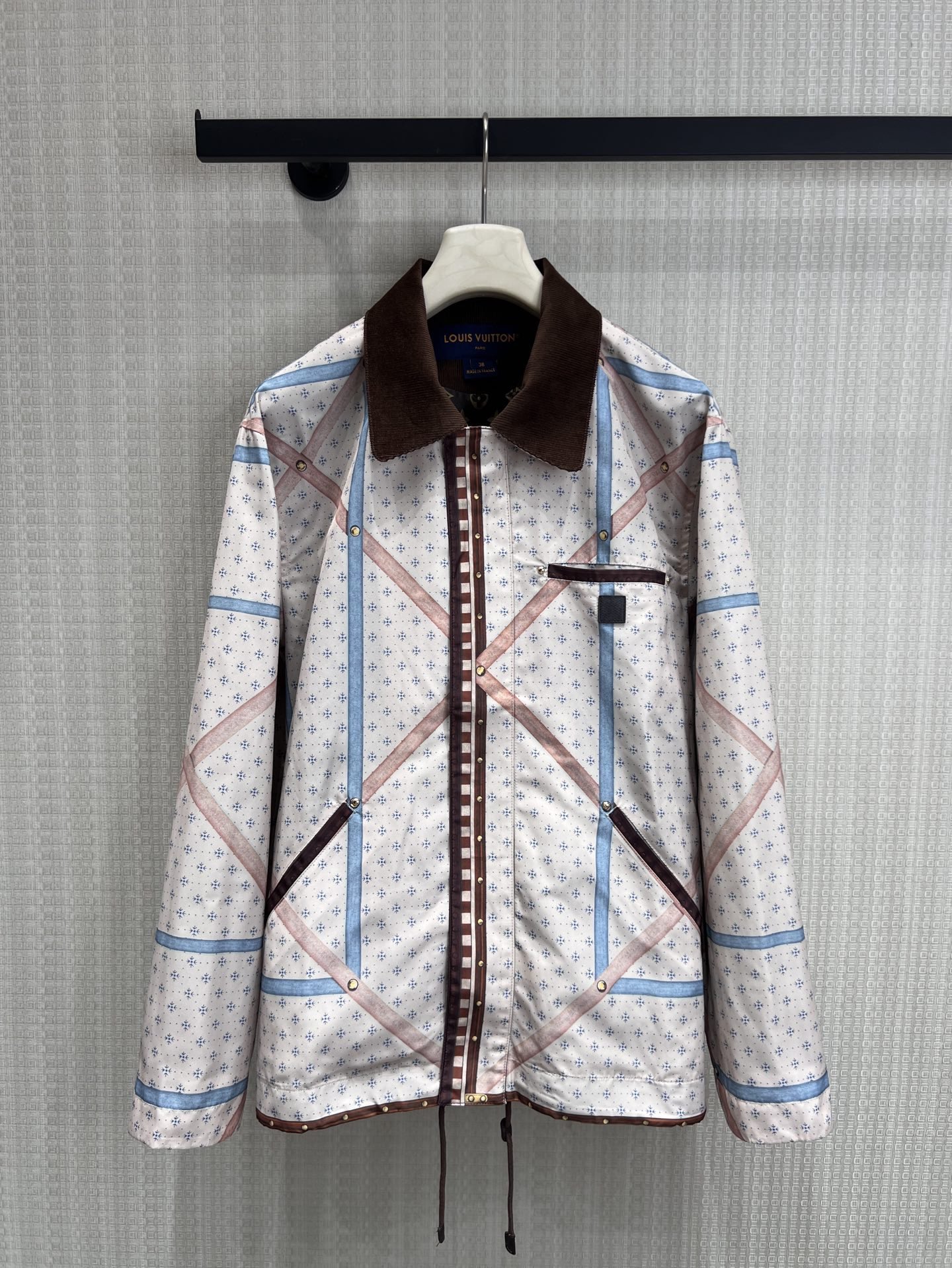 NO:863311,Louis V** limited print work jacket. Iconic Mon** elements are combined with retro ribbon prints, soft pink and blue collide with dark brown corduroy collar, retro and high-end. Rivet decoration and drawstring hem are full of details. The workwear version is both neat and loose. The stiff and stylish fabric has a casual tone on the upper body, which can easily unlock a variety of dressing styles. One piece can support the autumn atmosphere, showing the big-name style in a low-key manner. Ready for sale smL,, louis vuitton, jackets &  coats,19860909Louis V**限定印花工装夹克 标志性Mon**元素融合复古缎带印花,柔粉蓝调碰撞深棕灯芯绒领,复古又高级 铆钉装饰与抽绳下摆细节拉满,工装版型兼具利落与松弛感挺括有型的面料,上身自带随性腔调,轻松解锁多种穿搭风格 一件就能撑起秋日氛围感,低调中尽显大牌格调现货出售smL,,louis vuitton,jackets & coats,,Women's clothing