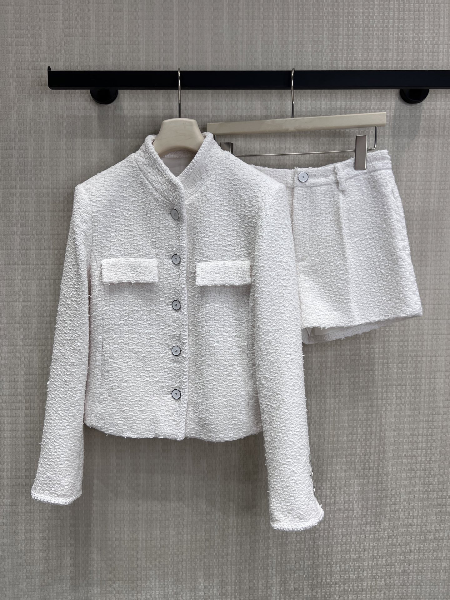 NO:892272,Jacket shorts  Inspired by the classic aesthetics of Cha** Xiaoxiangfeng, we select textured tweed fabrics to create a delicate and high-end texture. The stand-up collar design modifies the neck line, the single-breasted placket is neat and elegant, and the pockets and starburst decorative details are perfect; high-waisted shorts optimize the waist  The hip ratio, paired with black stockings, brings a sense of French style. Wearing a complete set doubles the extravagance, and you can play with a variety of styles if you take it apart and match it. It is an elegant business card that can never go wrong in the wardrobe. Ready for sale sml, shorts, jackets  & coats,19860909外套 短裤 Cha**小香风经典美学为灵感,甄选肌理感粗花呢面料,织就细腻高级的质感.立领设计修饰颈部线条,单排扣门襟利落大气,口袋与星芒装饰细节满分；高腰短裤优化腰臀比,搭配黑丝更是自带法式氛围感.一整套穿贵气翻倍,拆开搭配也能玩转多种风格,是衣橱里永远不出错的优雅名片.现货出售smL,,shorts,jackets & coats,,Women's clothing
