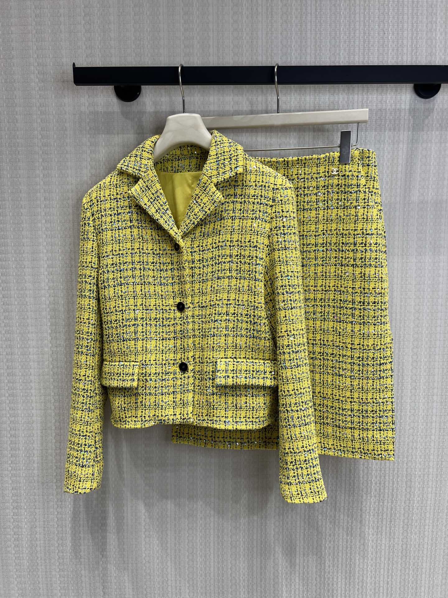 NO:892275,Jacket Skirt Xiaoxiang's high-end lemon yellow tweed will make you fall in love at first sight. The stand-up collar short jacket + high-waisted straight skirt perfectly optimizes the body proportions. The cuffs have contrasting satin details, and the sense of sophistication directly stretches over the upper body. She is an elegant and intellectual urban lady. It is suitable for commuting and dating. Paired with the same color bag and pointed Mary Jane, the whole outfit is full of atmosphere. Yellow leather can also be easily controlled, looking white and noble, the ceiling of spring and summer wear!  Ready for sale smL,,mary jane,skirts,jackets & coats,19860909外套 裙子 小香高级的柠檬黄粗花呢,一眼就心动 立领短款外套+高腰直筒半裙,完美优化身材比例袖口撞色缎面细节,精致感直接拉满上身就是优雅知性的都市大小姐,通勤约会都适配 搭配同色系包包与尖头玛丽珍,整套穿搭氛围感拉满 黄皮也能轻松驾驭,显白又显贵,春夏穿搭的天花板！现货出售 smL,,mary jane,skirts,jackets & coats,,Women's clothing