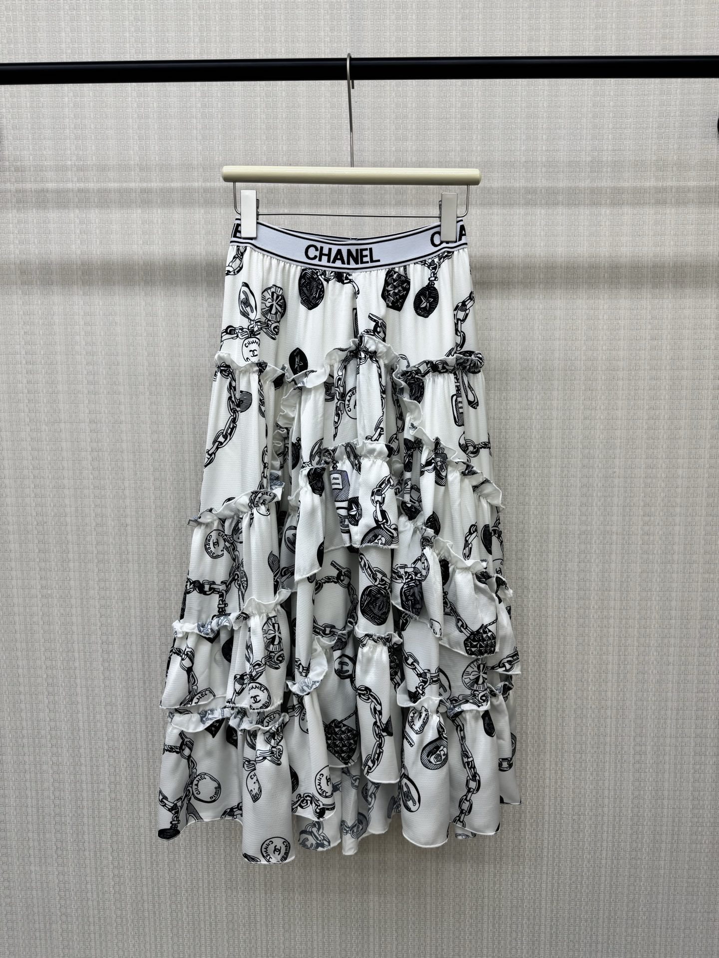 NO:863236,26 spring and summer new product chane* lyocell satin chain stripe print skirt. Relaxed and luxurious, with soft light filter when walking, low saturation chain knot print. Lyocell silk satin draping makes you slim, unlocking a lazy and noble atmosphere. Silky draping, fungus lace splicing adds a sense of advanced layering. Lined lining, thoughtful anti-seepage design. Suitable for all relaxing scenes.  ,Deduction of effortless sense of luxury Ready for sale smL,,chanel,skirts,silk fabric,1986090926春夏新品chane*莱赛尔柔缎链条纹印花半身裙 松弛奢感,行走自带柔光滤镜,低饱和链条结印花 莱赛尔丝绸缎面垂坠显瘦,解锁慵懒贵气氛围,柔滑垂坠,木耳花边拼接增添高级层次感 内衬里布,贴心防透设计 适配所有松弛场景 ,演绎不费力的高级感现货出售smL,,chanel,skirts,silk fabric,,Women's clothing