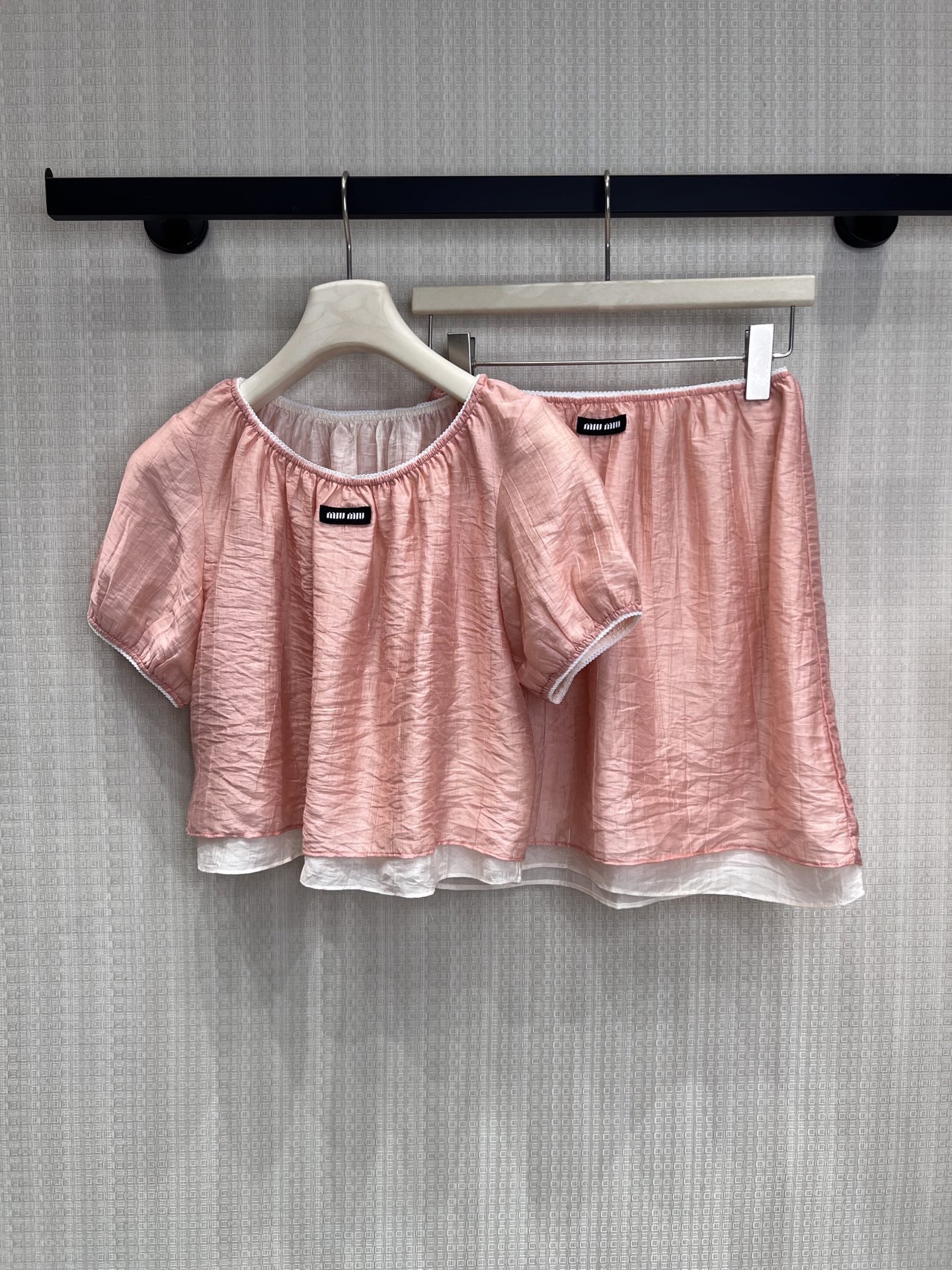 NO:865168,Tops and skirts 26 spring and summer new arrivals miu**. A girly narrative in soft matte pink tones, using light textured fabrics to create a relaxed soft-focus texture. The short puff-sleeved top is paired with an A-line skirt of the same color, Miu**'s sweet-cool balance, with a soft and elegant look in spring and summer. The suit can be split and matched, making it versatile!  Spot sale smL,,miumiu,skirts,19860909上衣 半裙 26春夏新品miu** 柔雾粉调的少女叙事,以轻透肌理面料打造松弛的柔焦质感.短款泡泡袖上衣搭配同色系A字半裙,Miu**式甜酷平衡,春夏里自带柔光的千金造型.套装可拆分搭配,百搭不挑人！现货出售smL,,miumiu,skirts,,Women's clothing