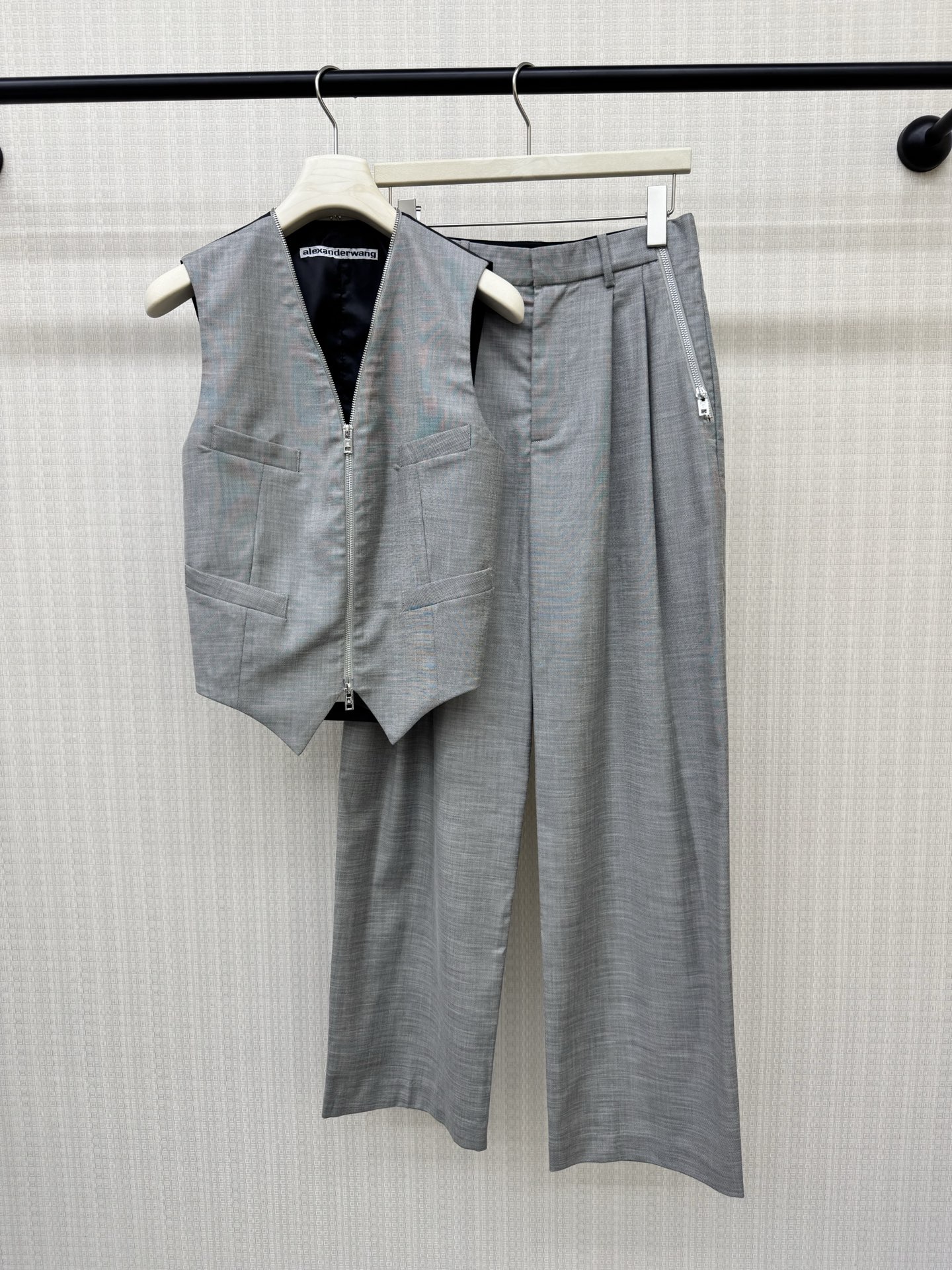 NO:865208,Vest p pants alex*nderwan** side zipper suit trousers front and back contrasting stitching vest suit Wool blend material retro gray V-neck zipper design of the vest The zippers on the left and right sides of the trousers can be matched up and down in a set. It is also easy to control when worn alone. The version is super good, reserved, 11 pairs of developed colors, ready for sale SML,, business suit,19860909马甲 p裤子 alex*nderwan**侧拉链西装长裤前后撞色拼接马甲套装 羊毛混纺材质 复古灰色 马甲V领拉链设计 裤子左右侧拉链 成套上下乎应 单穿搭配也是轻松驾驭 版型超好,自留款,开发色11对版,现货发售SML,,business suit,,Women's clothing