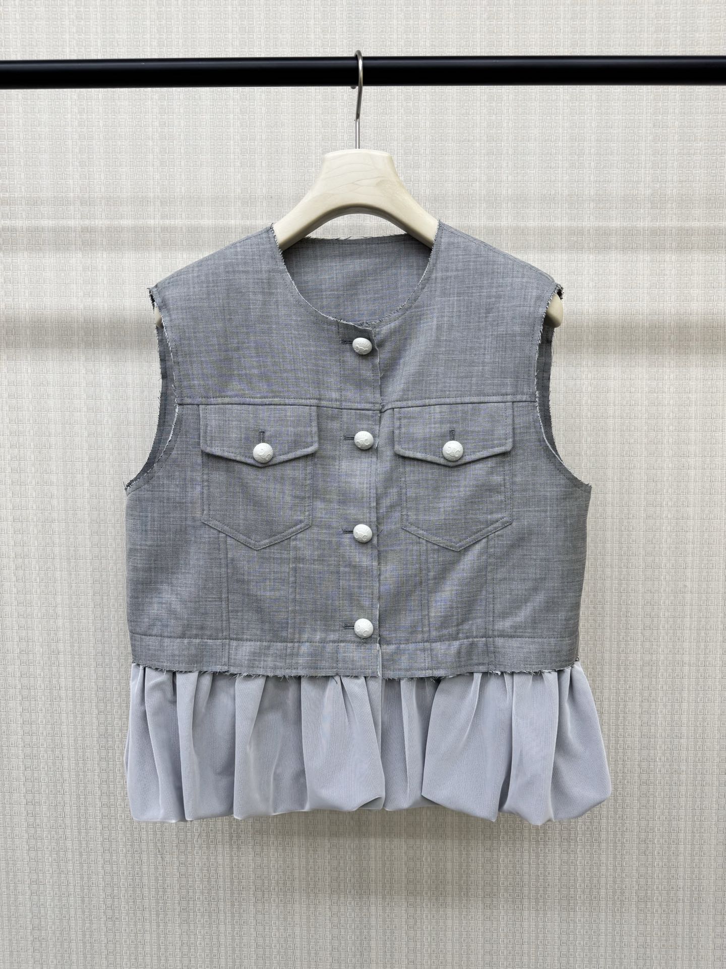 NO:865219,26ss spring and summer new Celi** mesh splicing vest. It is made of slub linen cotton fabric, breathable and comfortable. The collar and sleeves are raw edged. The mesh bud shape of the spliced ​​hem is cute and age-reducing. It is full of western style and can be layered and matched at will. Gray, light green, universal model that can be worn in all seasons, two colors, ready for sale SML,,celine,1986090926ss春夏新款Celi**网纱拼接马甲 采用竹节亚麻棉面料透气舒适 领口袖边拉毛边工艺,拼接下摆网纱花苞造型设计可爱减龄,洋气十足,可叠穿随意搭配 灰色 淡绿色 四季皆可穿的万能款两色现货发售SML,,celine,,Women's clothing