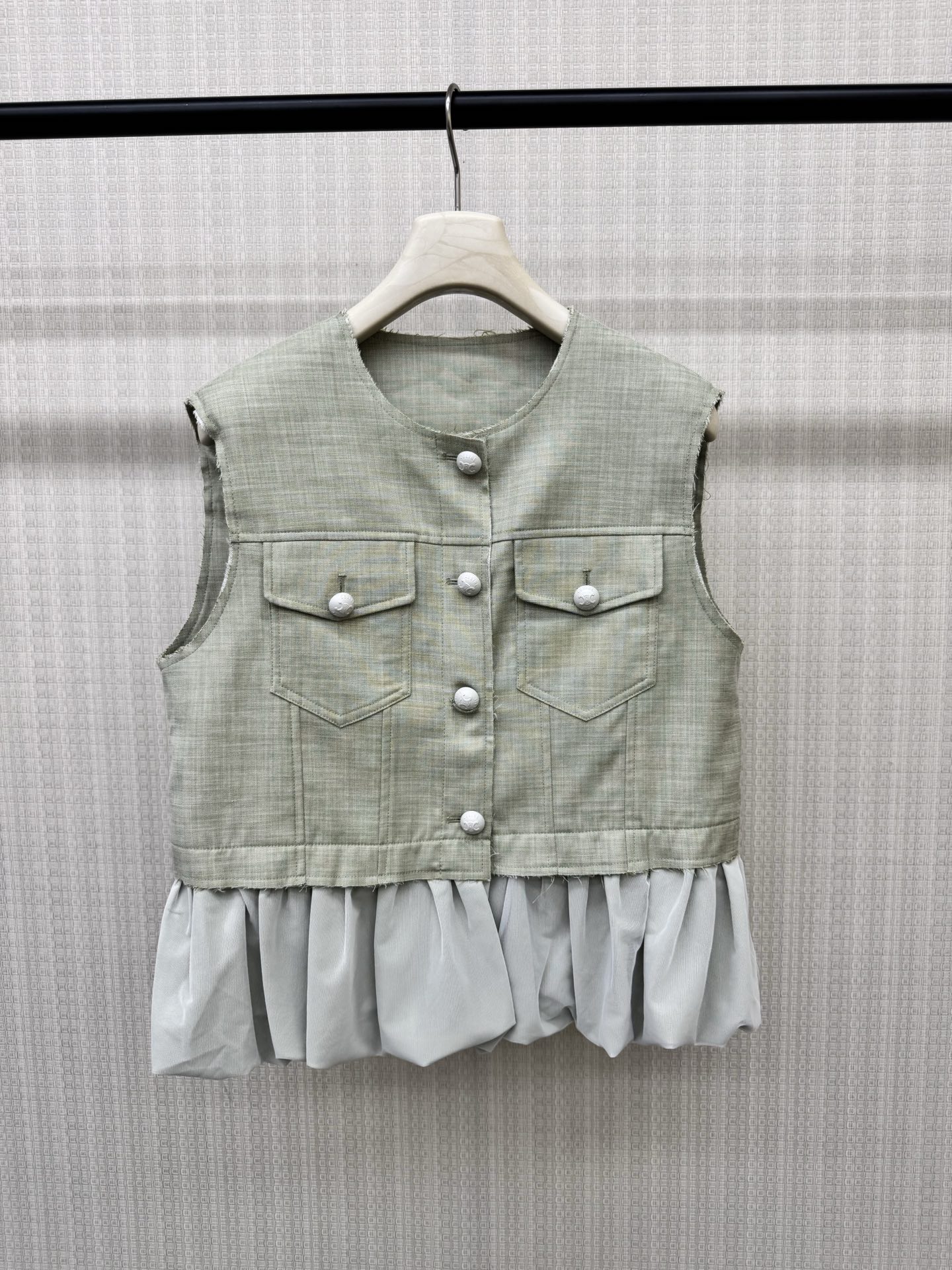 NO:865233,26ss spring and summer new Celi** mesh splicing vest. It is made of slub linen cotton fabric, breathable and comfortable. The collar and sleeves are raw edged. The mesh bud shape of the spliced ​​hem is cute and age-reducing. It is full of western style and can be layered and matched at will. Gray, light green, universal model that can be worn in all seasons, two colors, ready for sale SML,,celine,1986090926ss春夏新款Celi**网纱拼接马甲 采用竹节亚麻棉面料透气舒适 领口袖边拉毛边工艺,拼接下摆网纱花苞造型设计可爱减龄,洋气十足,可叠穿随意搭配 灰色 淡绿色 四季皆可穿的万能款两色现货发售SML,,celine,,Women's clothing