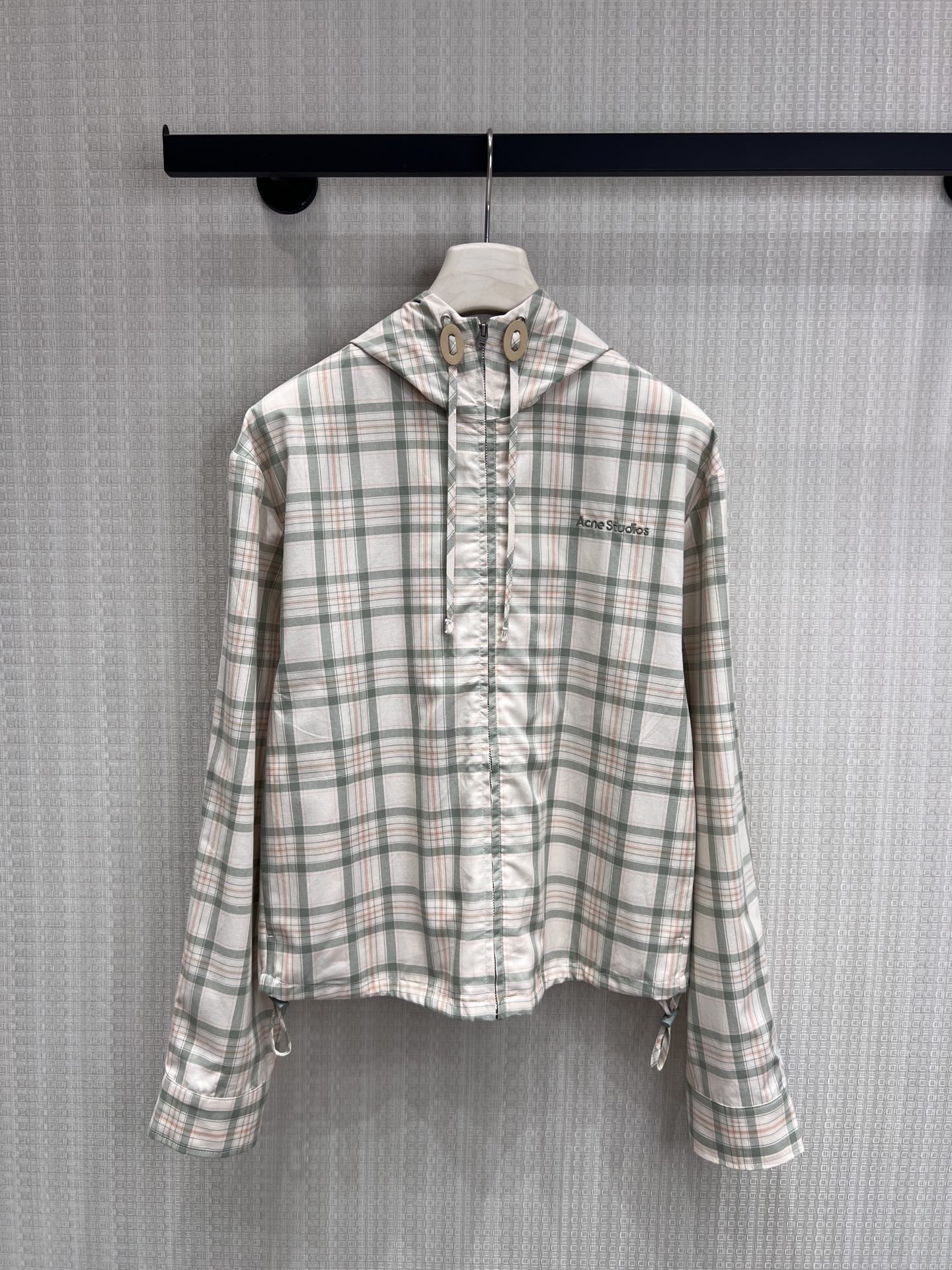NO:865179,New for spring and summer 26, the Ac** plaid hooded jacket reconstructs Nordic minimalist aesthetics with a retro plaid pattern intertwined with soft pink and light green. The neat short cut optimizes the proportions, the adjustable drawstring design injects a sense of relaxation, and the brand embroidery is a low-key finishing touch. It is an essential spring item that effortlessly creates a high-end street feel. Ready for sale smL,, jackets & coats, hats,1986090926春夏新品 Ac**格纹连帽外套,以柔粉与浅绿交织的复古格纹,重构北欧极简美学.利落短款剪裁优化比例,可调节抽绳设计注入松弛感,品牌刺绣低调点睛,是不费力打造街头高级感的春日刚需单品.现货出售smL,,jackets & coats,hats,,Women's clothing