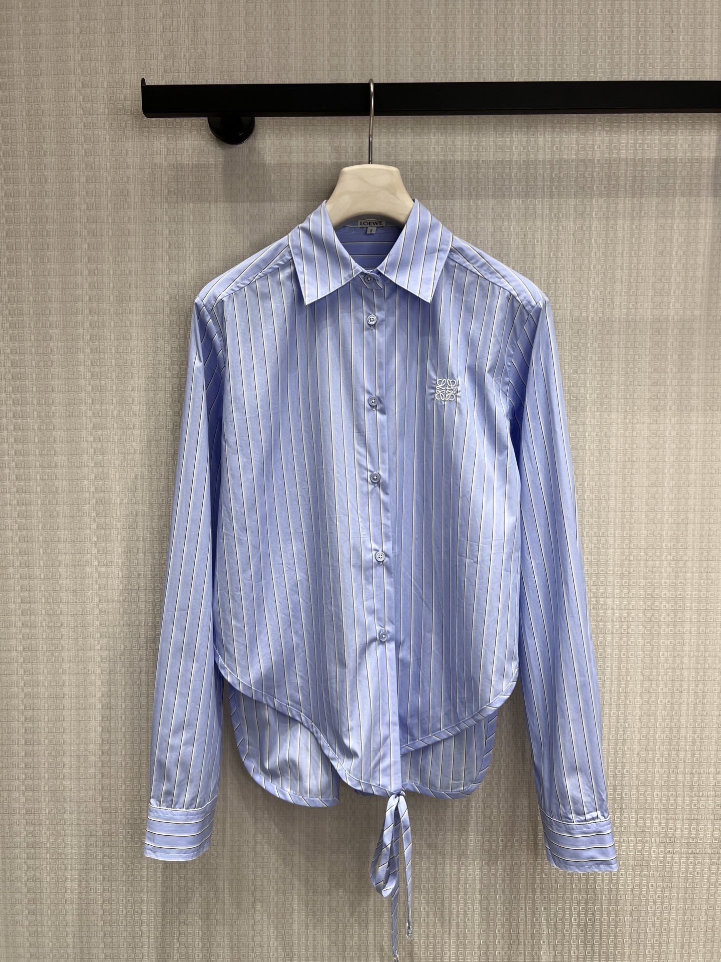 NO:865218,High version Loe**26 spring and summer new product Blue and white striped waist shirt Classic blue and white vertical stripes bring a refreshing commuting feel, asymmetric tailoring + hem laces, breaking the stereotyped shirt Embroidery is low-key to highlight the brand style, neat lapels + draped fabrics, both elegant and design19860909高版本 Loe**26春夏新品 蓝白条纹收腰衬衫 经典蓝白竖条纹自带清爽通勤感,不对称剪裁+下摆系带,打破刻板衬衫 刺绣低调彰显品牌格调,利落翻领+垂坠面料,兼具优雅与设计感单穿利落显瘦,叠穿随性松弛,轻松打造法式高级的日常穿搭现货出售 smL,,loewe,shirts,,Women's clothing