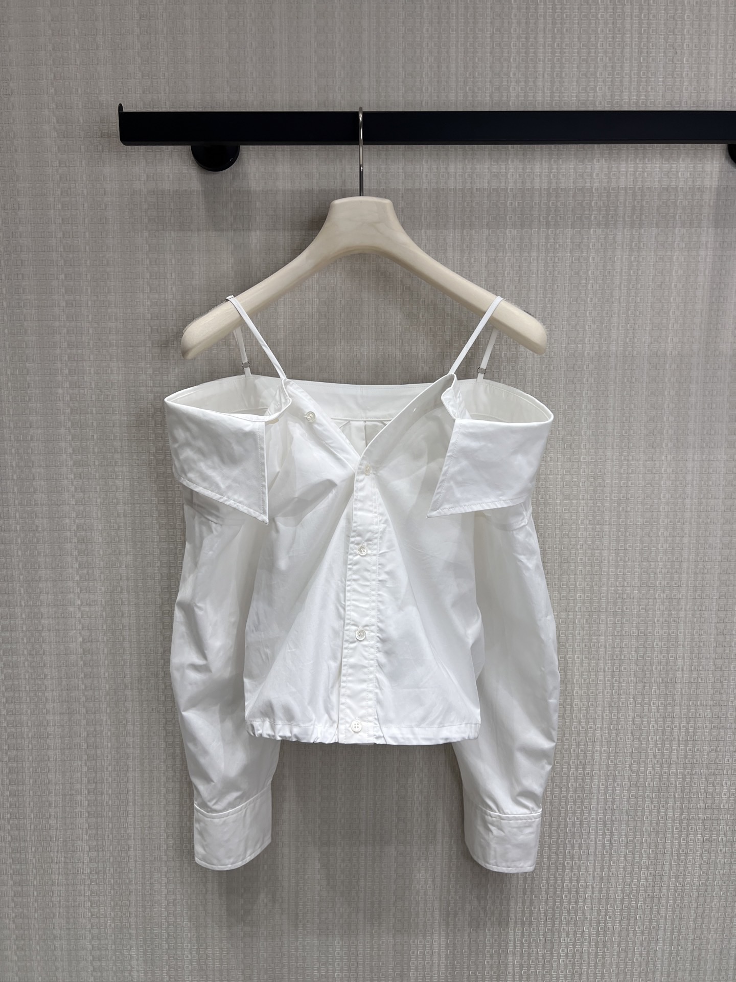 NO:867178,26 spring and summer new arrivals Alexa** deconstructed style strapless off-shoulder white shirt  Breaking the traditional shirt frame, the deconstructed design of double suspenders + dropped shoulder lapels reshapes the sexiness and neatness of the white shirt. The high-count cotton material has a skeletal feel, the short waist version optimizes the proportions, and the off-shoulder line is just right, balancing the sophistication of the workplace and the relaxation of dating. The salty or sweet design, one piece can be worn in many ways, and it is a pioneering item with self-recognition in the wardrobe. Ready for sale smL, shirts,1986090926春夏新品 Alexa**解构风吊带露肩白衬衫 打破传统衬衫框架,以双吊带+落肩翻领的解构设计,重塑白衬衫的性感与利落.高支棉料自带骨感,短款收腰版型优化比例,露肩线条恰到好处,平衡了职场的干练与约会的松弛.可盐可甜的设计,一件解锁多种穿法,是衣柜里自带辨识度的先锋单品.现货出售smL,,shirts,,Women's clothing