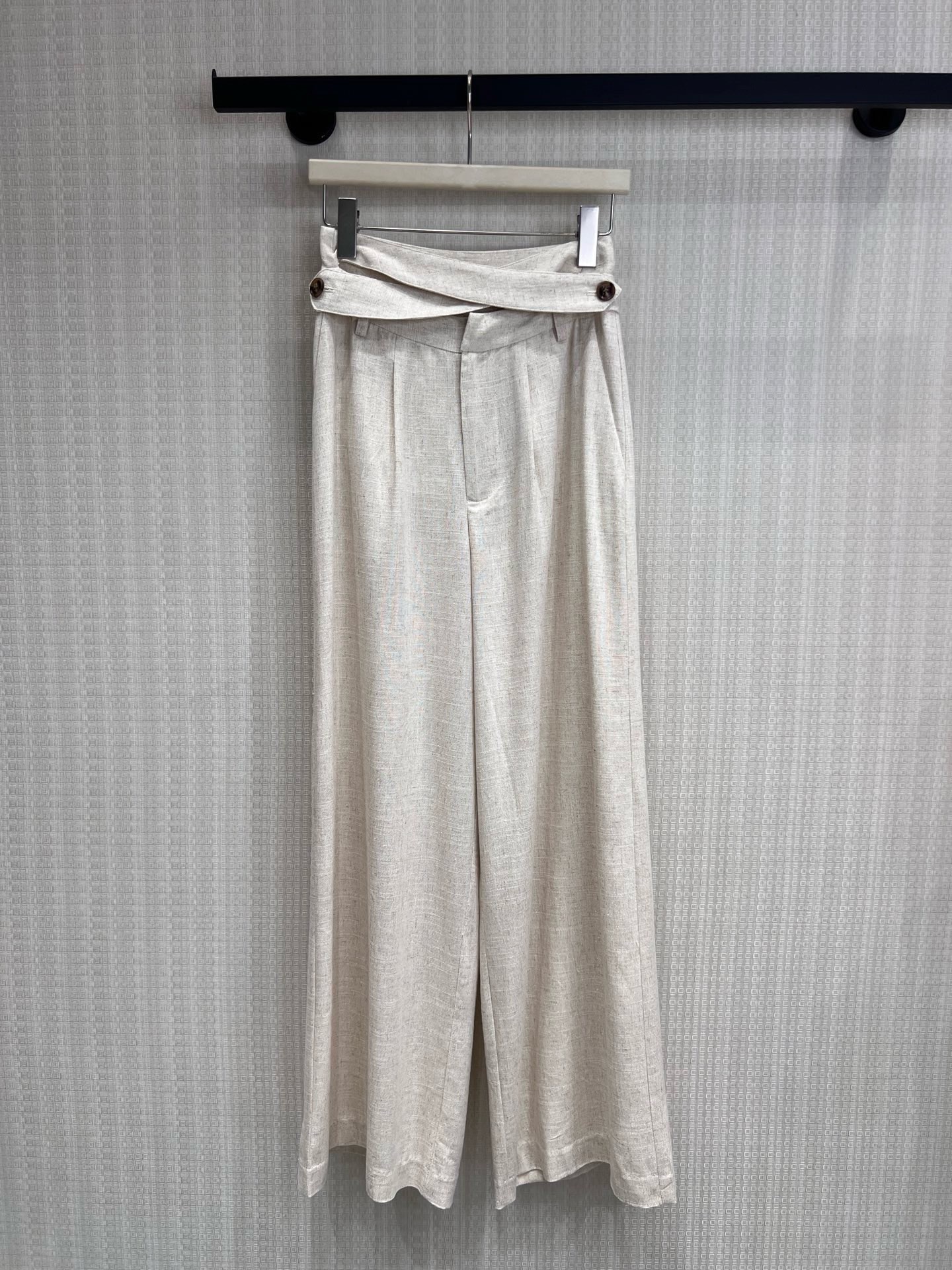 NO:867215,26 spring and summer new products, original designer Mi Xing linen cross-waist wide-leg pants. Linen wide-leg pants with a relaxed atmosphere. The natural rice apricot color is gentle and high-end, with its own texture. The waist cross strap + contrasting buckle design can neatly tighten the waist while raising the waistline, instantly changing the proportion of three to seven points; the loose and drooping trouser legs hide the flesh and make you look slimmer, giving you a lazy aura when walking.  Breathable linen fabric is refreshing and not stuffy in summer. It can be worn with shirts and T-shirts to give a casual and high-end feel. It is suitable for commuting and daily life. It is a versatile item in the wardrobe. Available in stock sml, shirts, tees, t-shirts,1986090926春夏新品 原创设计师 米杏亚麻交叉腰阔腿裤 自带松弛氛围感的亚麻阔腿神裤,天然米杏色调温柔又高级,自带肌理质感. 腰头交叉袢带+撞色扣设计,利落收腰同时拉高腰线,秒变三七分比例；宽松垂坠的裤管,藏肉显瘦,行走间自带慵懒气场. 透气亚麻面料,夏天穿也清爽不闷,搭配衬衫、T恤都能穿出随性高级感,通勤日常都适配,是衣橱里的百搭刚需款.现货出售smL,,shirts,tees，t-shirt,,Women's clothing
