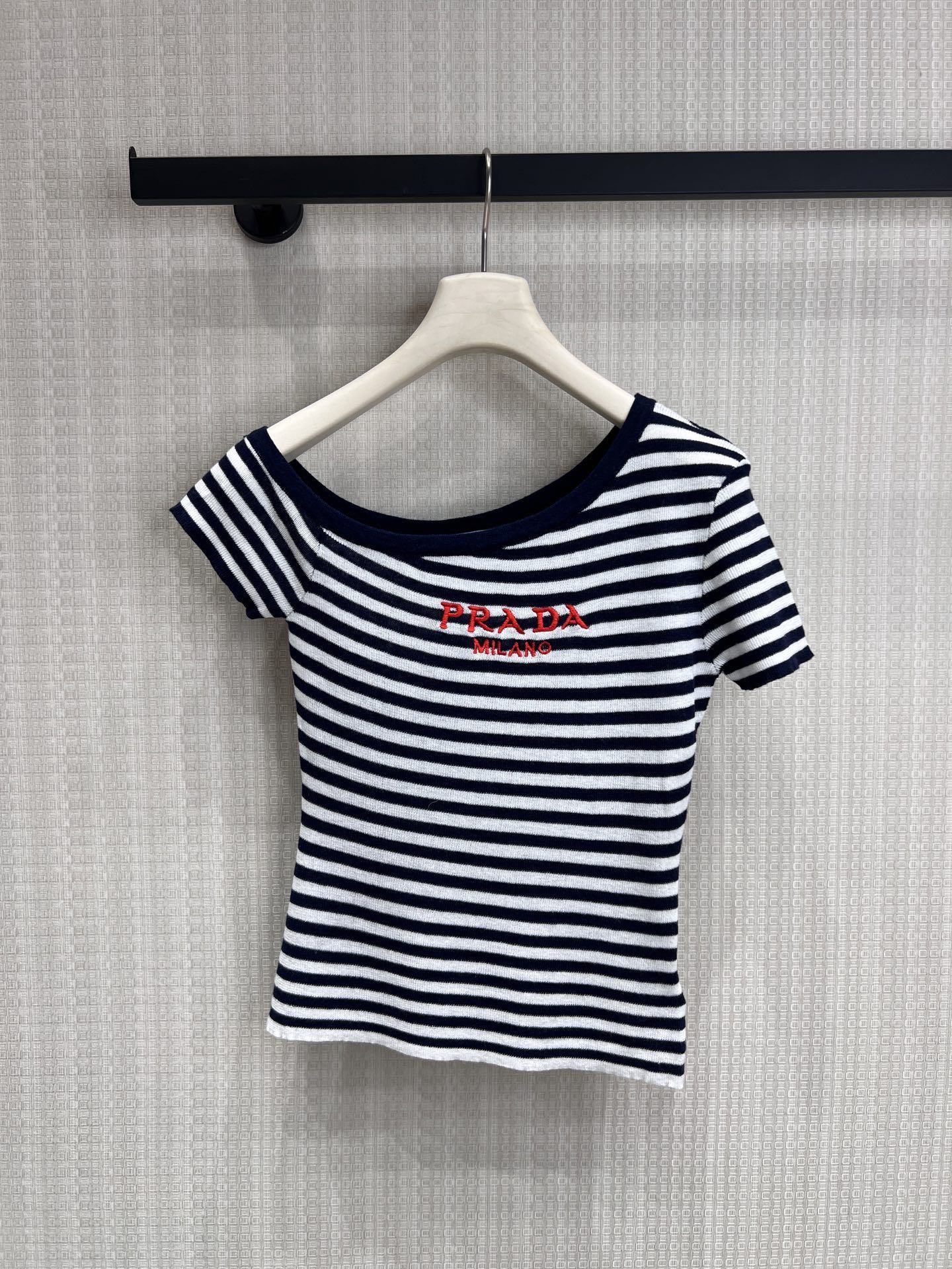 NO:867244,26 spring and summer new product Pra** This striped T is so good. It has classic sea soul stripes + asymmetrical slanted shoulders. It has a casual hot girl feel. The red and white embroidered logo is low-key and textured. It is not picky at all. The ice-like knitted fabric is very comfortable to wear in summer. The slim model shows a slim waist. The blue and white are clear and reduce age. The black and white are cool and versatile. They look good alone and layered. Ready for sale smL, prada,1986090926春夏新品Pra**这件条纹T也太会了吧经典的海魂条纹+不对称斜肩,自带随性的辣妹感红白刺绣logo低调又有质感,完全不挑人 冰感针织面料夏天穿巨舒服,修身款超显腰细 蓝白清透减龄,黑白酷飒百搭,单穿叠穿都好看现货出售smL,,prada,,Women's clothing