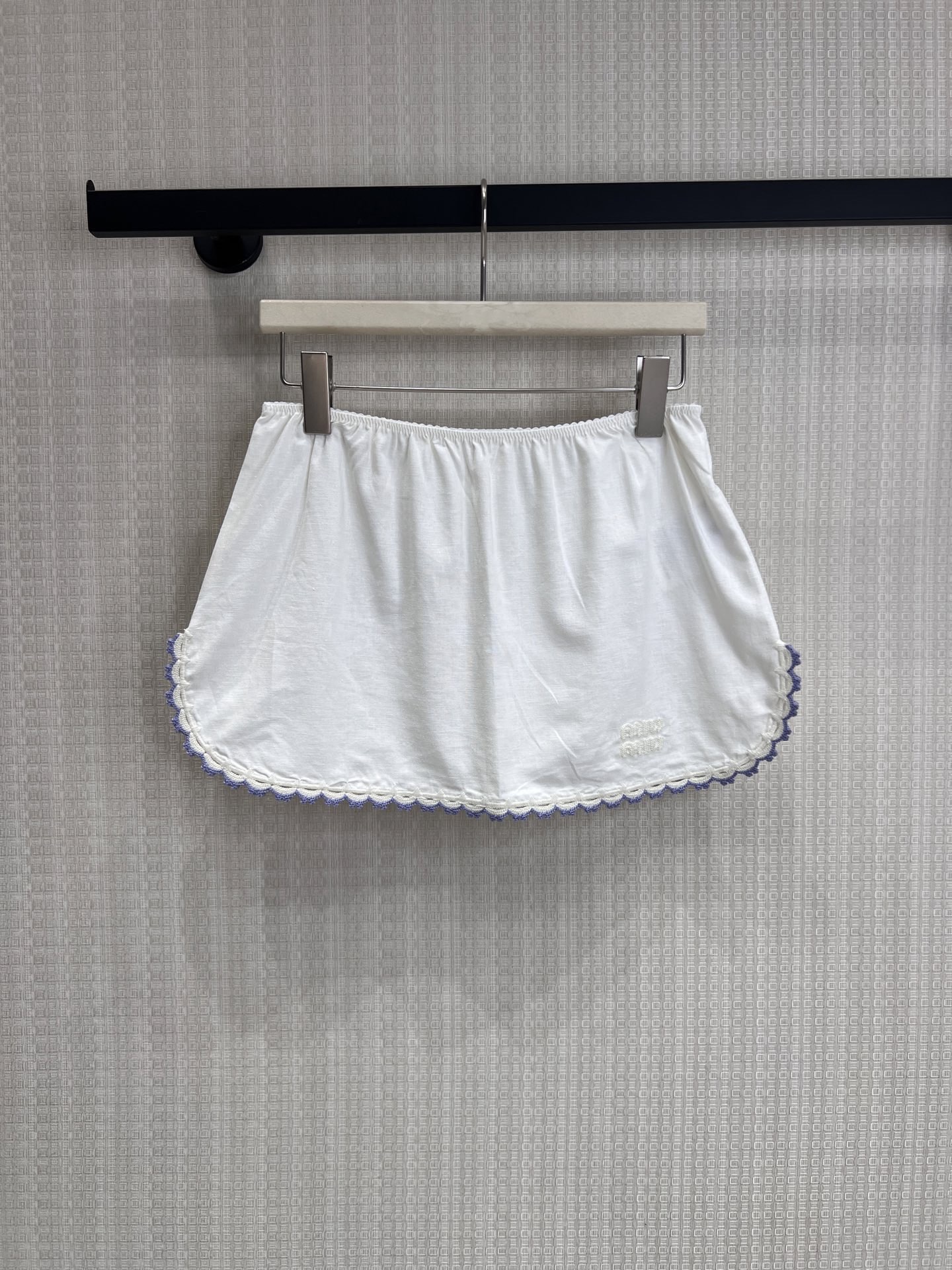 NO:867240,Miu** limited edition off-white lace holiday-style suspender suit has iconic girly aesthetics, made of soft off-white fabric, with handmade lace piping to outline the outline, and the bow design of the suspender straps adds a playful touch. The combination of short suspenders + bud skirt brings a lazy and relaxed vacation atmosphere. The fabric is breathable and skin-friendly, and can be worn alone or in a set, easily unlocking the two styles of Italian sweetness, coolness and freshness. Ready for sale smL,, miumiu, skirts,19860909Miu**限定米白蕾丝边度假风吊带套装 标志性少女美学,以柔感米白面料打造,搭配手工蕾丝滚边勾勒轮廓,吊带肩带蝴蝶结设计增添俏皮感.短款吊带+花苞短裙的组合,自带慵懒松弛的度假氛围,面料透气亲肤,可拆分单穿也可成套搭配,轻松解锁意式甜酷与清新两种风格.现货出售smL,,miumiu,skirts,,Women's clothing
