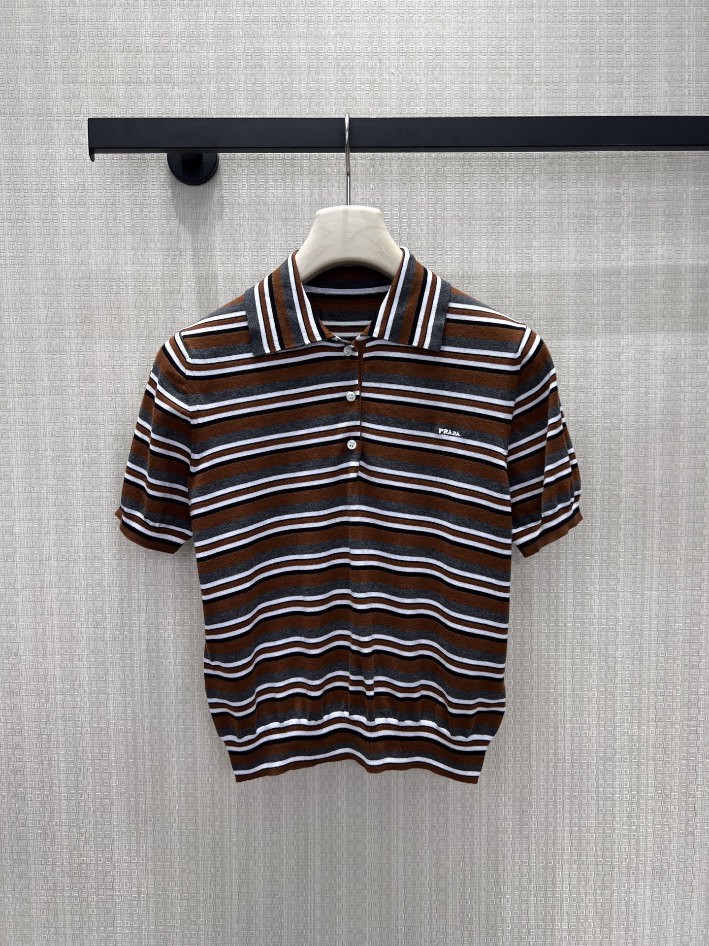 NO:867219,26 spring and summer new product Pra** striped knitted short-sleeve blends retro college style into delicate texture. The neat lapel is matched with iconic embroidery, and the classic contrasting stripes outline a neat short silhouette, suitable for a variety of scenes. The skin-friendly and breathable knitted fabric finds a balance between daily life and sophistication, with a low-key and elegant attitude, reshaping the timeless sense of luxury. Ready for sale smL, prada, T-shirt,1986090926春夏新品 Pra**条纹针织短袖 将复古学院风揉进细腻肌理.利落翻领搭配标志性刺绣,经典撞色条纹勾勒利落短款廓形,适配多种场景.亲肤透气的针织面料,在日常与精致间找到平衡,以低调奢雅的姿态,重塑永不过时的高级感.现货出售smL,,prada,T-shirt,,Women's clothing