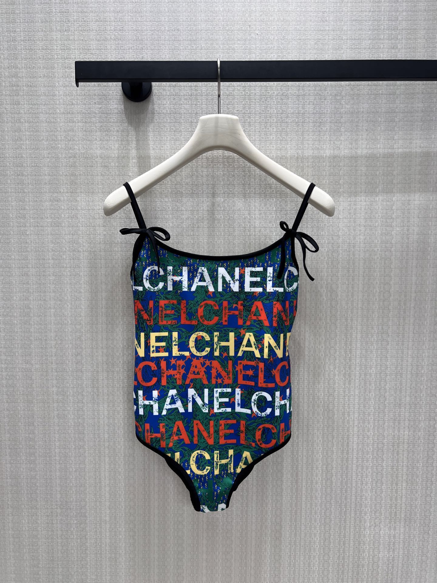 NO:867352,26 spring and summer new product Cha** limited edition small fragrance graffiti swimsuit, wear the French style relaxedly on the body. The texture of the full-print letters is high-end, and the contrasting color design is retro and eye-catching. The bow shoulder straps soften the lines, and the high-elastic fabric fits the body shape without being tight. The one-piece tailoring is neat, and it is great for vacation, hot spring or daily layering. Two colors are available, and can be sold alone to adapt to a variety of matching plans. Ready for sale smL,, swimsuits,1986090926春夏新品 Cha**限定小香风涂鸦泳衣,把法式松弛穿在身上.满印字母肌理感高级,撞色设计复古又吸睛.蝴蝶结肩带柔化线条,高弹面料贴合身形不勒肉.连体剪裁利落,度假、温泉或日常叠穿都出彩,双配色可选,可单卖适配多种搭配方案.现货出售smL,,swimsuits,,Women's clothing