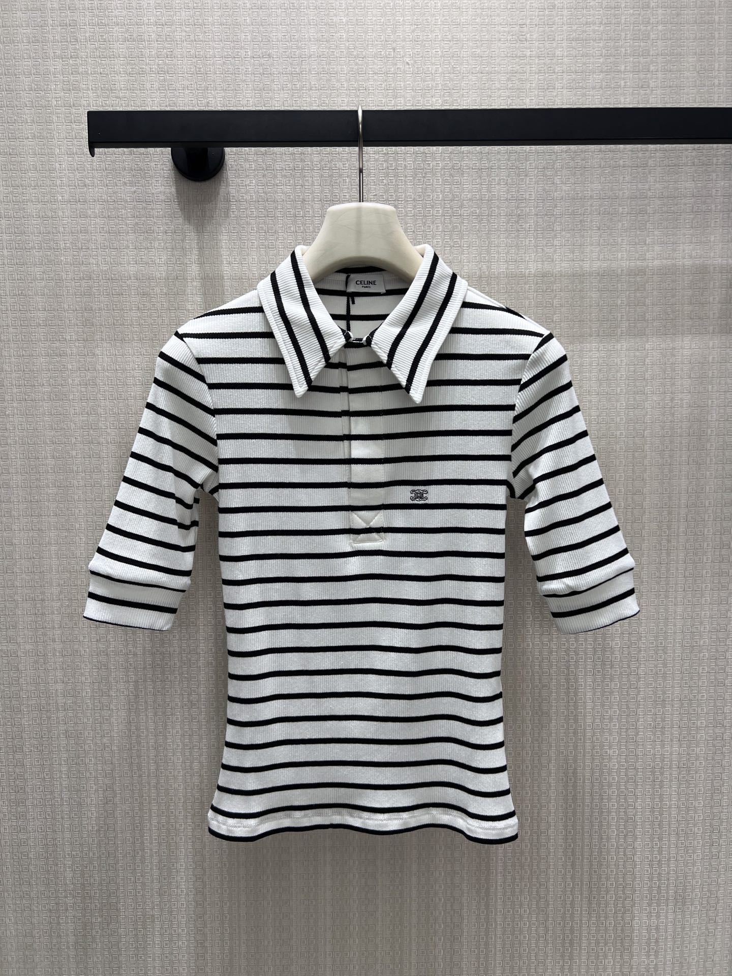 NO:868510,26 spring and summer new product Cel** classic striped Polo short-sleeved sweater, which combines French relaxation and neat tailoring. The black and white horizontal stripes bring high-level recognition, the pointed collar and half placket design replicate the retro college texture, and the embroidered logo on the chest highlights the style in a low-key manner. The slim pit fabric fits the body shape, and the three-quarter sleeves balance neatness and gentleness. It is suitable for a variety of combinations and can easily be worn with a casual and high-end sense of old money style. Ready for sale smL, T-shirt,1986090926春夏新品Cel**经典条纹Polo短袖针织衫,将法式松弛与利落剪裁融为一体.黑白横条纹自带高级辨识度,尖领与半开襟设计复刻复古学院质感,胸口刺绣徽标低调彰显格调.修身坑条面料贴合身形,五分袖平衡利落与温柔,适配多种搭配,轻松穿出老钱风的随性高级感.现货出售smL,,T-shirt,,Women's clothing