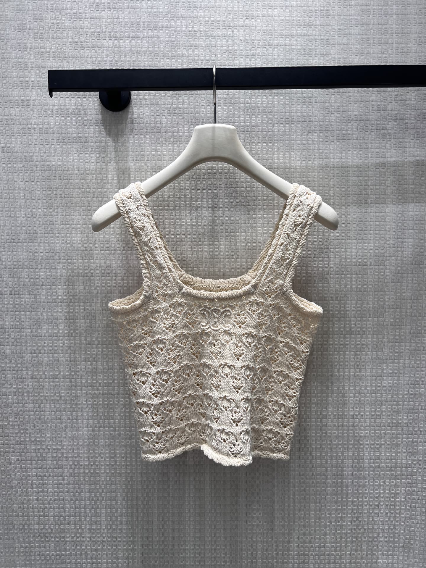 NO:868495,26 spring and summer new product CEL** off-white hollow knitted vest, woven with hand-made crochet texture to create a hazy and gentle feeling. The three-dimensional heart-shaped pattern hides ingenuity, and the square collar and wide shoulder straps outline soft lines. The short version is suitable for a variety of outfits, and can be worn as a layered layer or worn alone to create a relaxed atmosphere. The milk-toned off-white comes with a soft light filter, injecting a lazy and delicate sense of breathing into spring and summer. Ready for sale smL,,1986090926春夏新品 CEL**米白镂空针织背心,以手工感钩织肌理织就朦胧温柔. 立体心形纹样暗藏巧思,方领与宽肩带勾勒柔和线条. 短款版型适配多种穿搭,作为叠搭内搭或单穿皆可营造松弛氛围. 奶调米白自带柔光滤镜,为春夏注入一份慵懒而精致的呼吸感.现货出售smL,,,Women's clothing