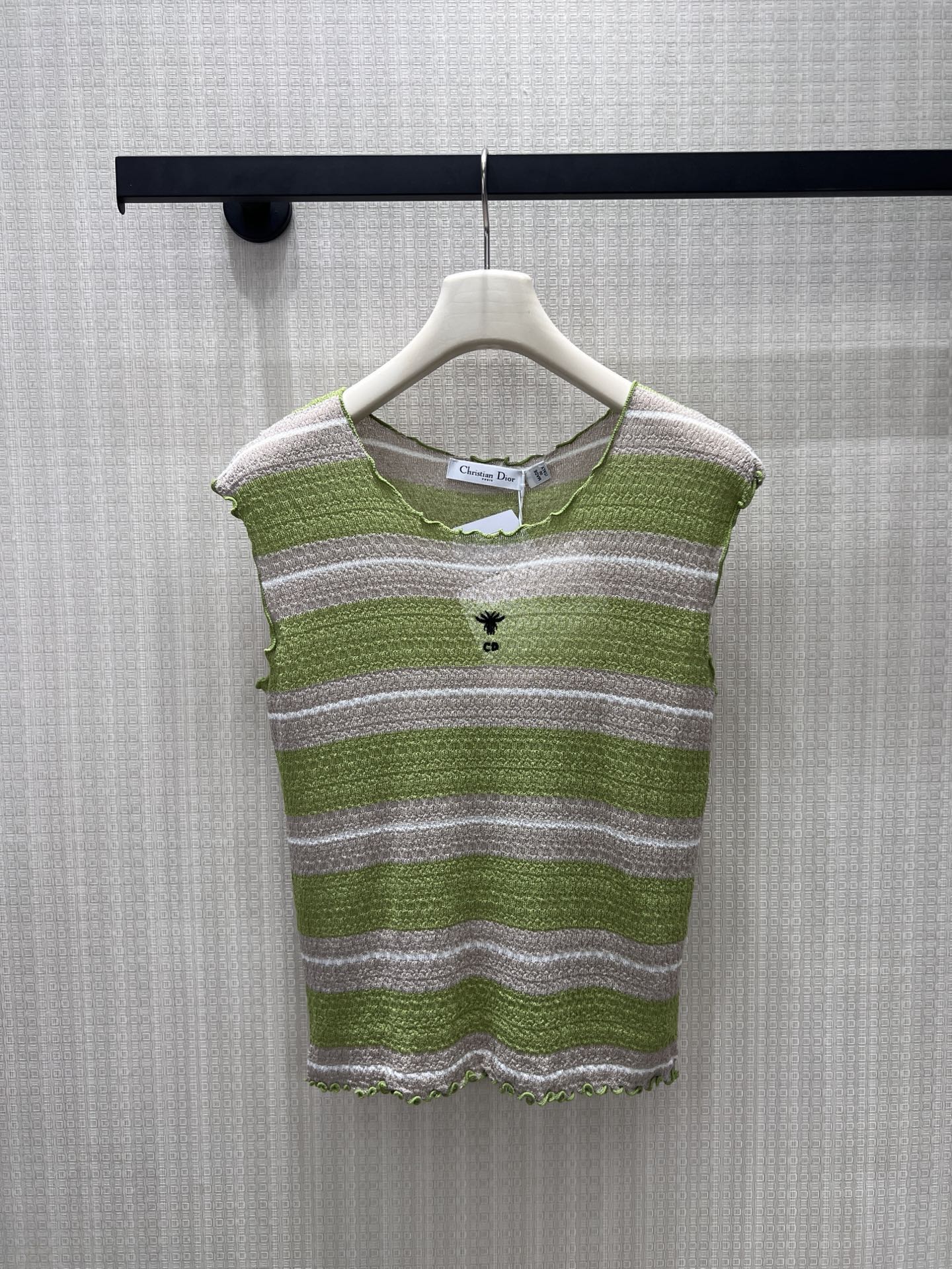 NO:868488,26 spring and summer new product Dio** classic striped knitted vest, avocado green blended with soft mist khaki, woven with a French relaxed style. The textured bubble knit has a soft light filter, the ear edges outline a gentle arc, and the bee embroidery on the chest hides the brand's ingenuity. The sleeveless silhouette is refreshing and neat, suitable for wearing alone or layering. It is an elegant piece with a breathable feel in the wardrobe. Ready for sale smL, dior,1986090926春夏新品 Dio**经典条纹针织背心,牛油果绿糅合柔雾卡其,织就法式松弛格调.肌理感泡泡针织自带柔光滤镜,木耳边勾勒温柔弧度,胸前小蜜蜂刺绣暗藏品牌巧思.无袖廓形清爽利落,单穿叠搭皆适配,是衣橱里自带呼吸感的优雅单品.现货出售smL,,dior,,Women's clothing