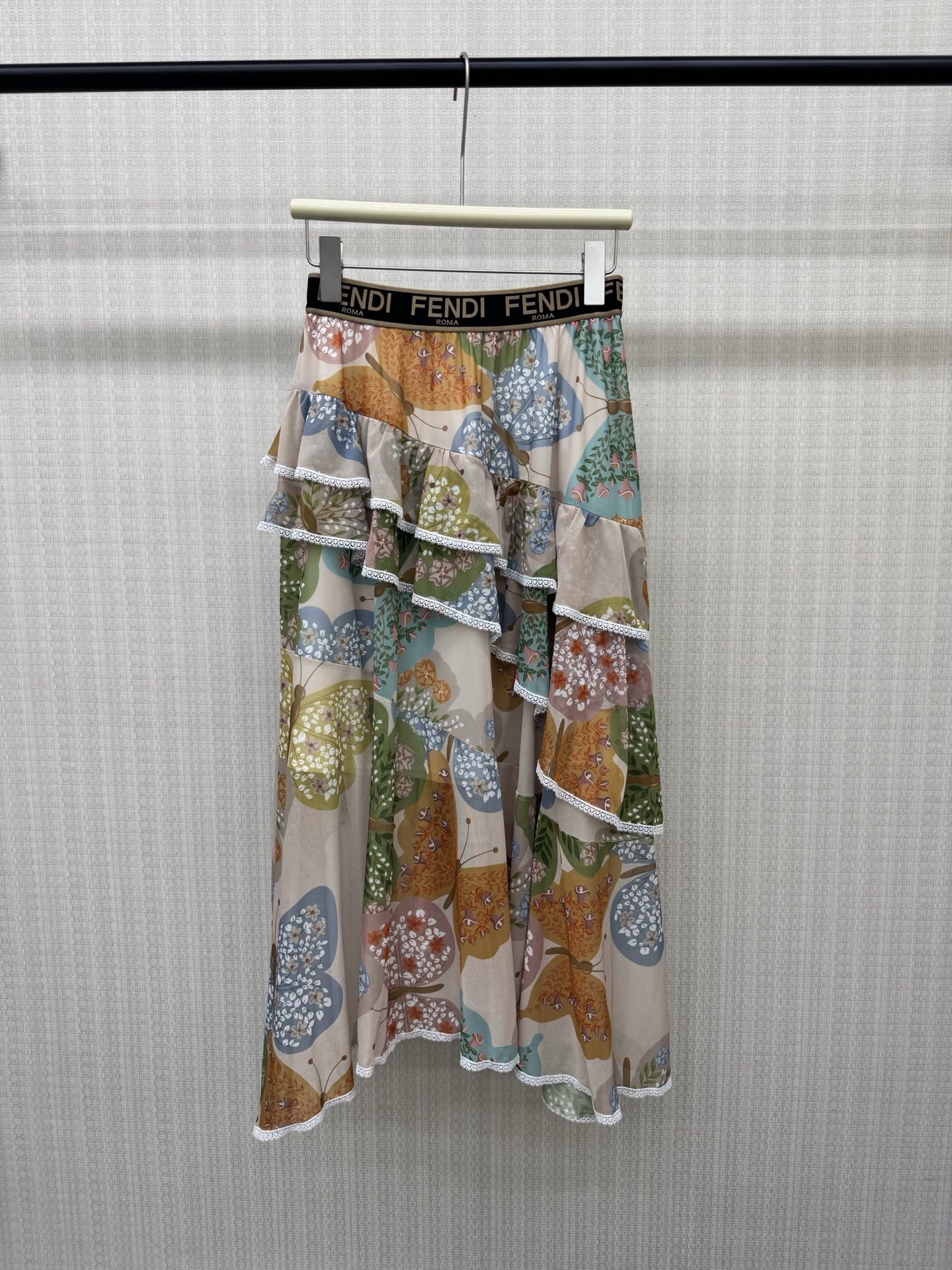 NO:870929,Fend* 26ss new spring and summer multi-color flower and butterfly print skirt | Exclusively developed by yb!  Top quality production!  With beige mesh as the base, the colorful spring garden is brought into the body of the garment. The soft macaron tones outline the blooming flowers and smart butterflies. The three-layer irregular skirt is cut and spliced, fresh and playful. The strong ribbed elastic waist adapts to a variety of body shapes. The light and soft waxy mesh fabric has a texture that is skin-friendly and breathable, and can be easily paired with a vest, shirt and short sleeves. The oversized irregular skirt has a butterfly print that dances gracefully with the steps.  It is the finishing touch to unlock the sweet style of spring and summer. Available in stock S/M/L, fendi, skirts, shirts, T-shirt,19860909Fend* 26ss春夏新款 多色花卉蝴蝶印花半身裙丨独家yb开发！顶级高版出品！以米色网纱为底,将缤纷烂漫的春日花园搬进衣身.柔和的马卡龙色调勾勒出盛放的花朵与灵动蝴蝶,三层不规则裙摆剪栽拼接 清新中透着俏皮活力.强力罗纹松紧腰适配多种身形 轻薄软糯网纱面料质感与亲肤透气性,可轻松搭配背心衬衫短袖 超大不规则裙摆蝶蝶印花随着步伐翩翩起舞灵动 是解锁春夏甜美风格的点睛之选.现货发售S/M/L,,fendi,skirts,shirts,T-shirt,,Women's clothing
