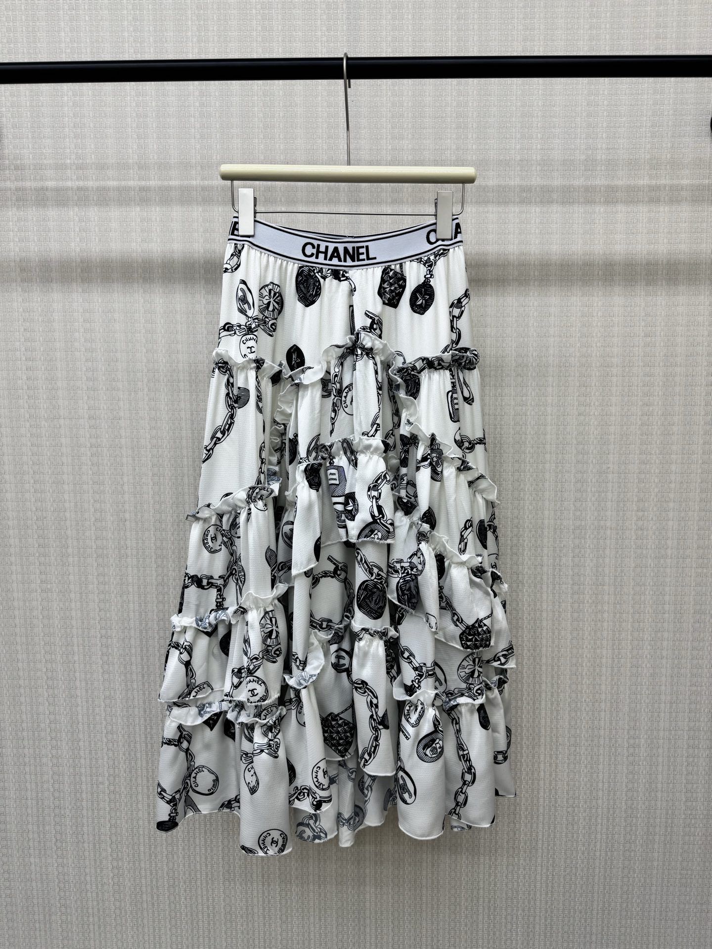 NO:870938,26 spring and summer new product chane* lyocell satin chain stripe print skirt. Relaxed and luxurious, with soft light filter when walking, low saturation chain knot print. Lyocell silk satin draping makes you slim, unlocking a lazy and noble atmosphere. Silky draping, fungus lace splicing adds a sense of advanced layering. Lined lining, thoughtful anti-seepage design. Suitable for all relaxing scenes.  ,Deduction of effortless sense of luxury Ready for sale smL,,chanel,skirts,silk fabric,1986090926春夏新品chane*莱赛尔柔缎链条纹印花半身裙 松弛奢感,行走自带柔光滤镜,低饱和链条结印花 莱赛尔丝绸缎面垂坠显瘦,解锁慵懒贵气氛围,柔滑垂坠,木耳花边拼接增添高级层次感 内衬里布,贴心防透设计 适配所有松弛场景 ,演绎不费力的高级感现货出售smL,,chanel,skirts,silk fabric,,Women's clothing