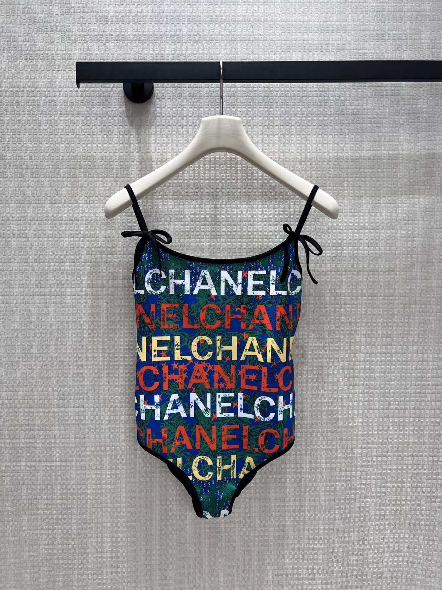 NO:870912,26 spring and summer new product Cha** limited edition small fragrance graffiti swimsuit, wear the French style relaxedly on the body. The texture of the full-print letters is high-end, and the contrasting color design is retro and eye-catching. The bow shoulder straps soften the lines, and the high-elastic fabric fits the body shape without being tight. The one-piece tailoring is neat, and it is great for vacation, hot spring or daily layering. Two colors are available, and can be sold alone to adapt to a variety of matching plans. Ready for sale smL,, swimsuits,1986090926春夏新品 Cha**限定小香风涂鸦泳衣,把法式松弛穿在身上.满印字母肌理感高级,撞色设计复古又吸睛.蝴蝶结肩带柔化线条,高弹面料贴合身形不勒肉.连体剪裁利落,度假、温泉或日常叠穿都出彩,双配色可选,可单卖适配多种搭配方案.现货出售smL,,swimsuits,,Women's clothing