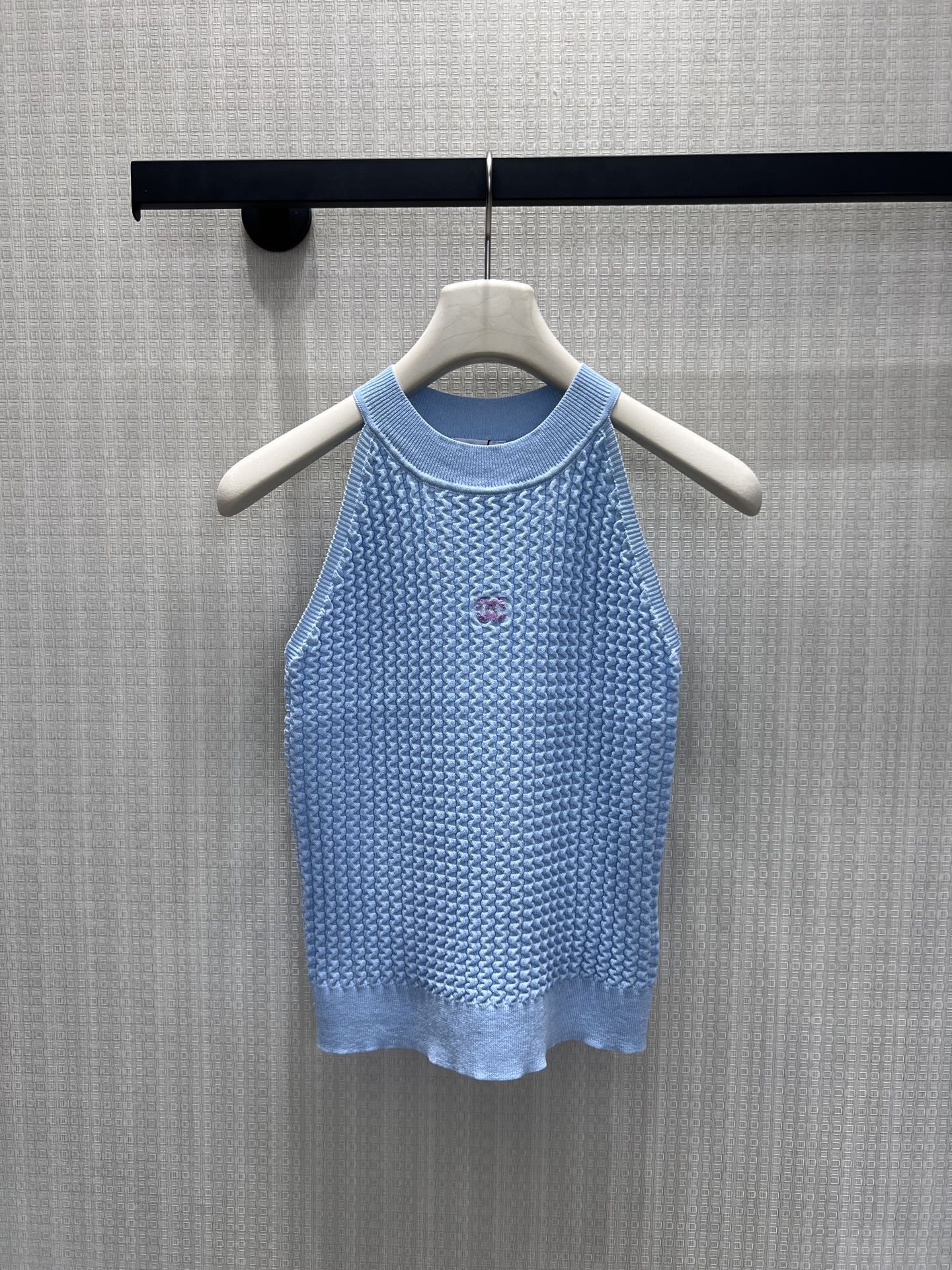NO:870850,The new spring and summer 26 halterneck knitted vest, with milky white and light blue two-tone colors, promises gentleness and coolness throughout the summer. The three-dimensional waffle texture brings a sense of breathing, and the embroidered logo on the chest hides luxury brand details. The halterneck cut neatly modifies the shoulder and neck lines, and the short version quietly optimizes the body proportions. It is skin-friendly and breathable without being stuffy. It brings a cool and noble air when worn alone. It can also hide a sense of refinement when layered with a suit, and it is easy to handle and effortlessly high-end. Ready for sale smL,, business suit,1986090926春夏新品挂脖针织背心,奶白与浅蓝双色承包整个夏天的温柔与清冷.立体华夫格肌理自带呼吸感,胸前刺绣标暗藏奢牌细节,挂脖剪裁利落修饰肩颈线条,短款版型悄悄优化身材比例.亲肤透气不闷热,单穿自带清冷贵气,叠穿西装也能暗藏精致,轻松拿捏不费力的高级感.现货出售smL,,business suit,,Women's clothing