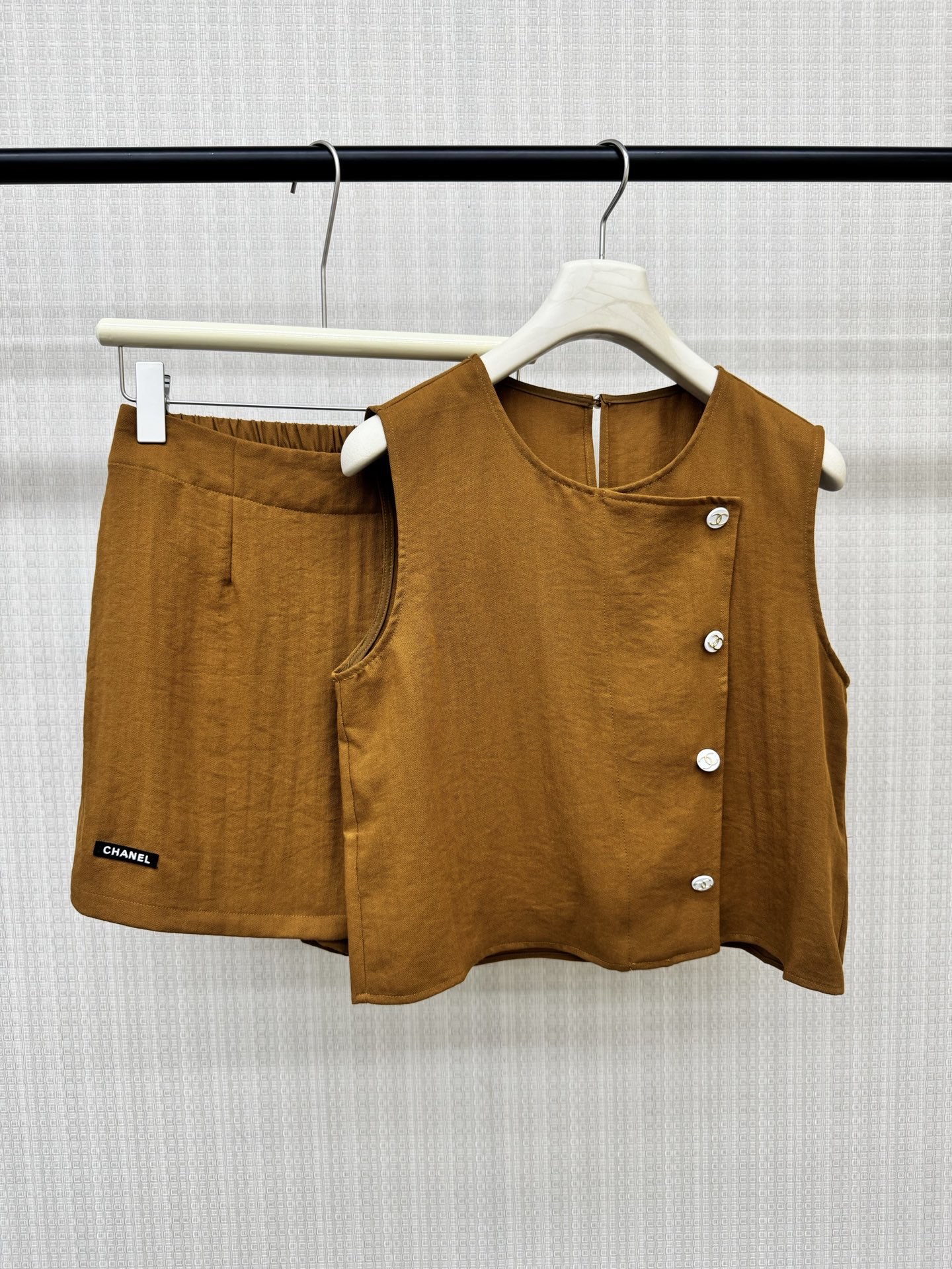 NO:870867,26 spring and summer new products chan** single-breasted side-button round-neck sleeveless shirt + elastic waist short skirt linen suit. Micro label on the hem to highlight the brand in a low-key manner. The fabric is made of linen texture with natural breathability, which is refreshing and refreshing in summer without sweating. Side-breasted design round neck + sleeveless cropping, gently modify the shoulder and neck lines. Brown and beige color has a sense of age-reducing literature and art. It is not picky about the figure, the color is clean and pure, and it is easy to create a relaxed holiday style.  Two colors ready for sale smL,,chanel,skirts,shirts,1986090926春夏新品 chan** 单排侧扣圆领无袖衬衫+松紧腰短裙裤亚麻套装 下摆微标低调点亮品牌 面料采用亚麻肌理自带天然透气感,夏日穿清清爽爽不闷汗 侧排扣设计圆领+无袖剪栽,温柔修饰肩颈线条 棕色米色自带减龄文艺感 不挑身材,颜色干净纯粹,轻松打造松弛度假风 两色现货出售smL,,chanel,skirts,shirts,,Women's clothing