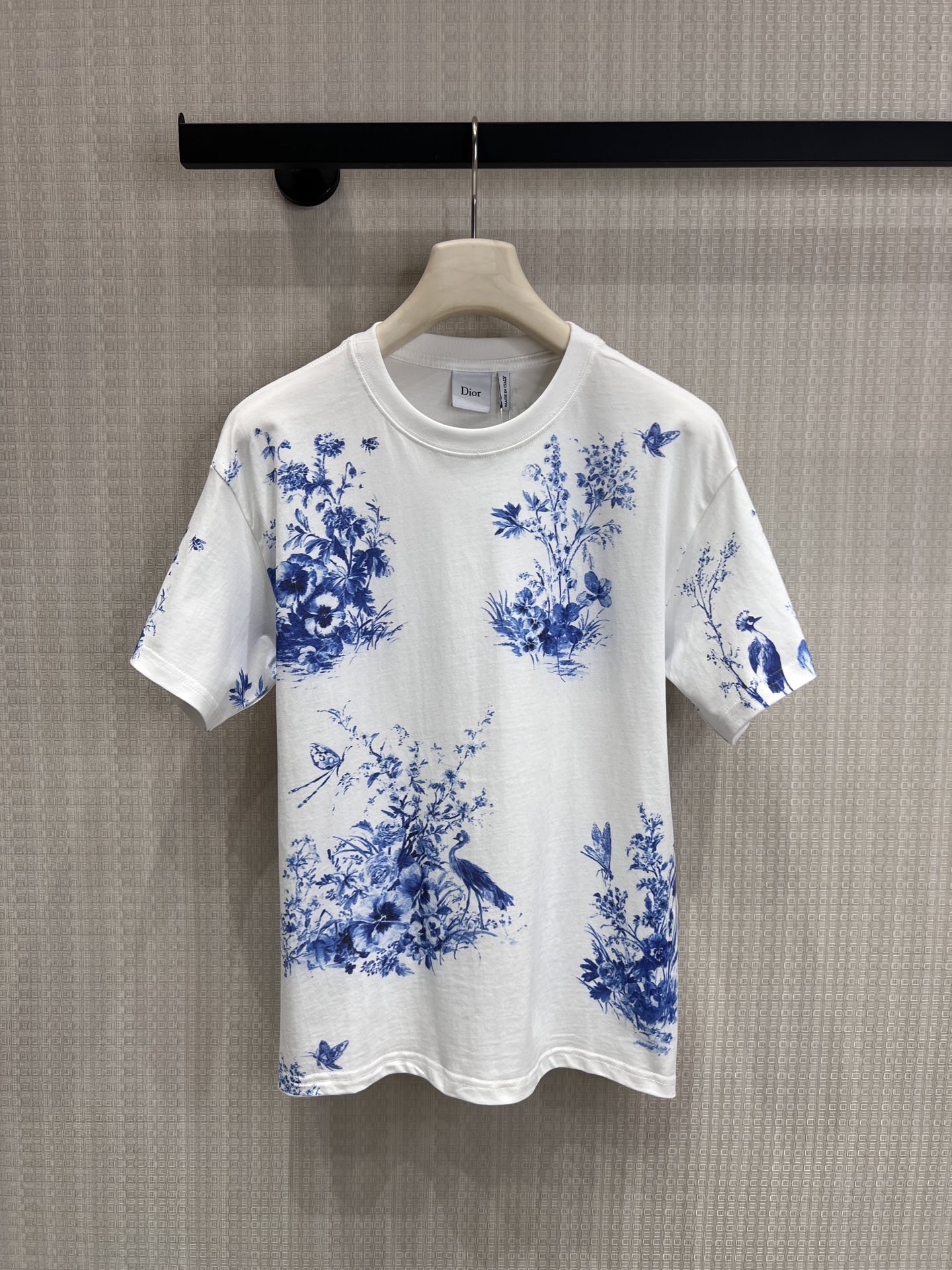 NO:870877,26 spring and summer new product Dio** blue and white porcelain flower and bird print T-shirt｜Blends the oriental ink appeal with French elegance, uses the iconic blue flower and bird print to replicate the poetic aesthetics of blue and white porcelain, and the silhouette is relaxed and advanced. The delicate print emits the elegance of flowers, birds, and vegetation. The soft and skin-friendly fabrics are paired with neat silhouettes to bring classic romance to the body. Ready for sale smL, dior, tees, t-shirt,1986090926春夏新品Dio**青花瓷花鸟印花T恤｜将东方水墨意趣与法式优雅相融,以标志性蓝调花鸟印花,复刻青花瓷的诗意美学,廓形剪裁松弛又高级.细腻印花晕染出花鸟草木的雅致,软糯亲肤的面料搭配利落版型,把古典浪漫穿在身上. 现货出售smL,,dior,tees，t-shirt,,Women's clothing