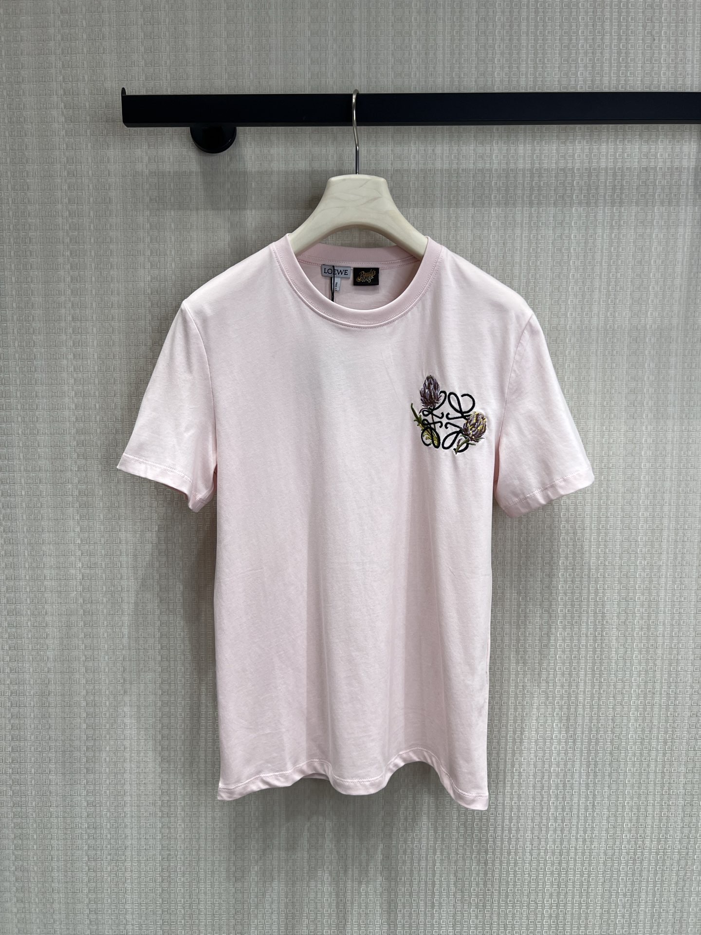 NO:870907,26 spring and summer new style LOE** directly welds the spring and summer atmosphere to the ceiling. The off-white floral T-shirt is gentle and high-end. The embroidery details on the chest are super exquisite. The soft fabric is very comfortable to wear. Paired with a red strawberry straw hat, it instantly lights up the look. The yellow skin can also be white enough to shine!  Spot sale smL,,loewe,espadrilles,tees,t-shirt,hats,1986090926春夏新款 LOE**搭配直接焊死春夏氛围感天花板 米白花卉T恤温柔又高级,胸前刺绣细节超精致,软乎乎的面料贴身穿巨舒服,搭配红草莓草编帽,瞬间点亮造型,黄皮也能白到发光！现货出售smL,,loewe,espadrilles,tees，t-shirt,hats,,Women's clothing