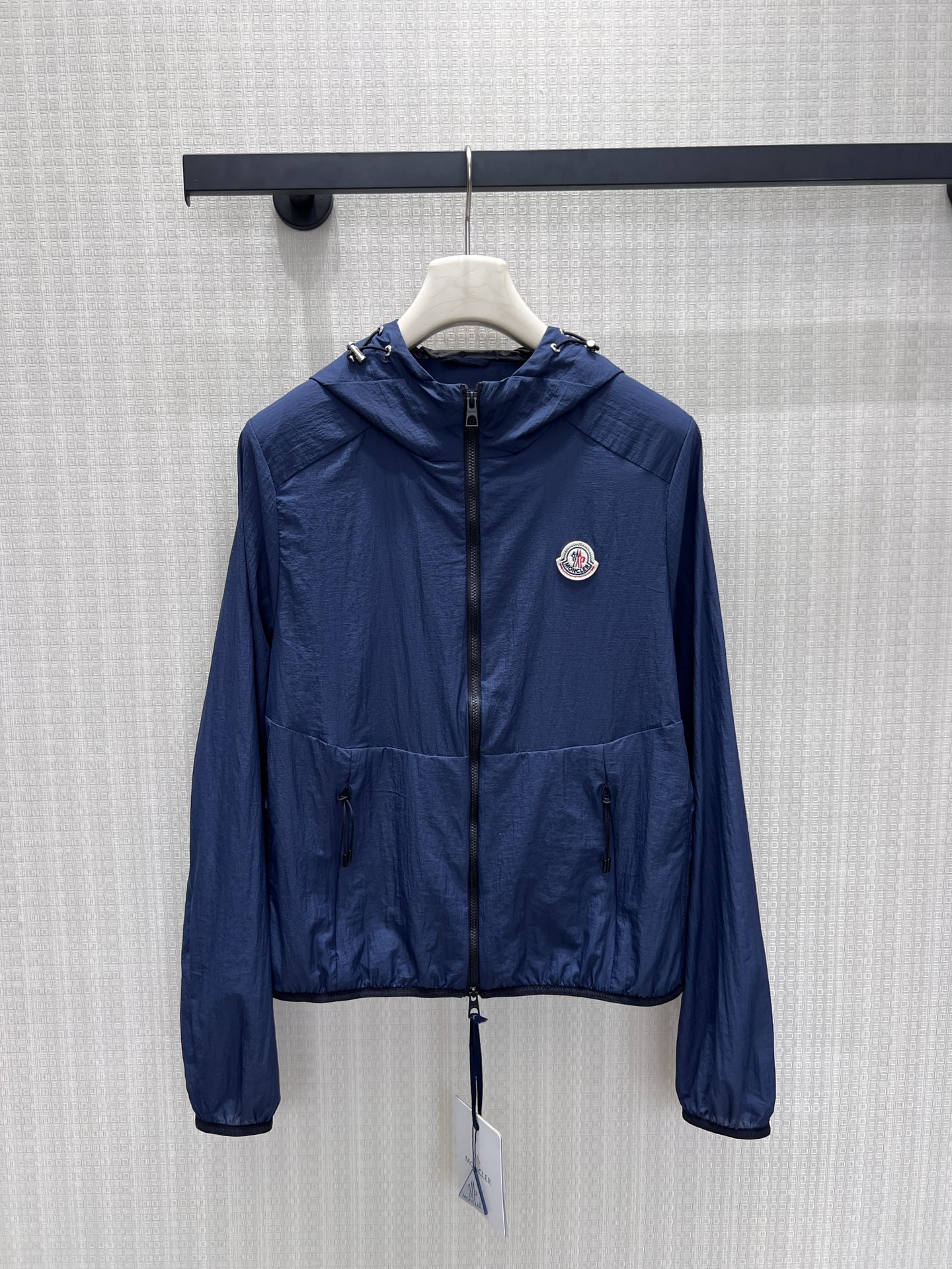 NO:870846,The new spring and summer 26 Mon** hooded sun protection jacket brings comfort and luxury to the body. The light textured fabric has a cool feeling, the short version is neat and proportional, the milky white is soft and navy blue is neat, and it is suitable for different wearing styles. The brand's iconic logo is embellished, and the hooded design takes into account both practicality and style. It can easily create an effortless sense of nobility when commuting or traveling. Ready for sale smL,, jackets & coats, hats,1986090926春夏新品Mon**连帽防晒外套,把舒适与高级感穿在身上.轻薄肌理面料自带凉感,短款版型利落显比例,奶白温柔藏青利落,适配不同穿搭风格.品牌标志性徽标点缀,连帽设计兼顾实用性与造型感,通勤、出游都能轻松打造不费力的贵气感.现货出售smL,,jackets & coats,hats,,Women's clothing