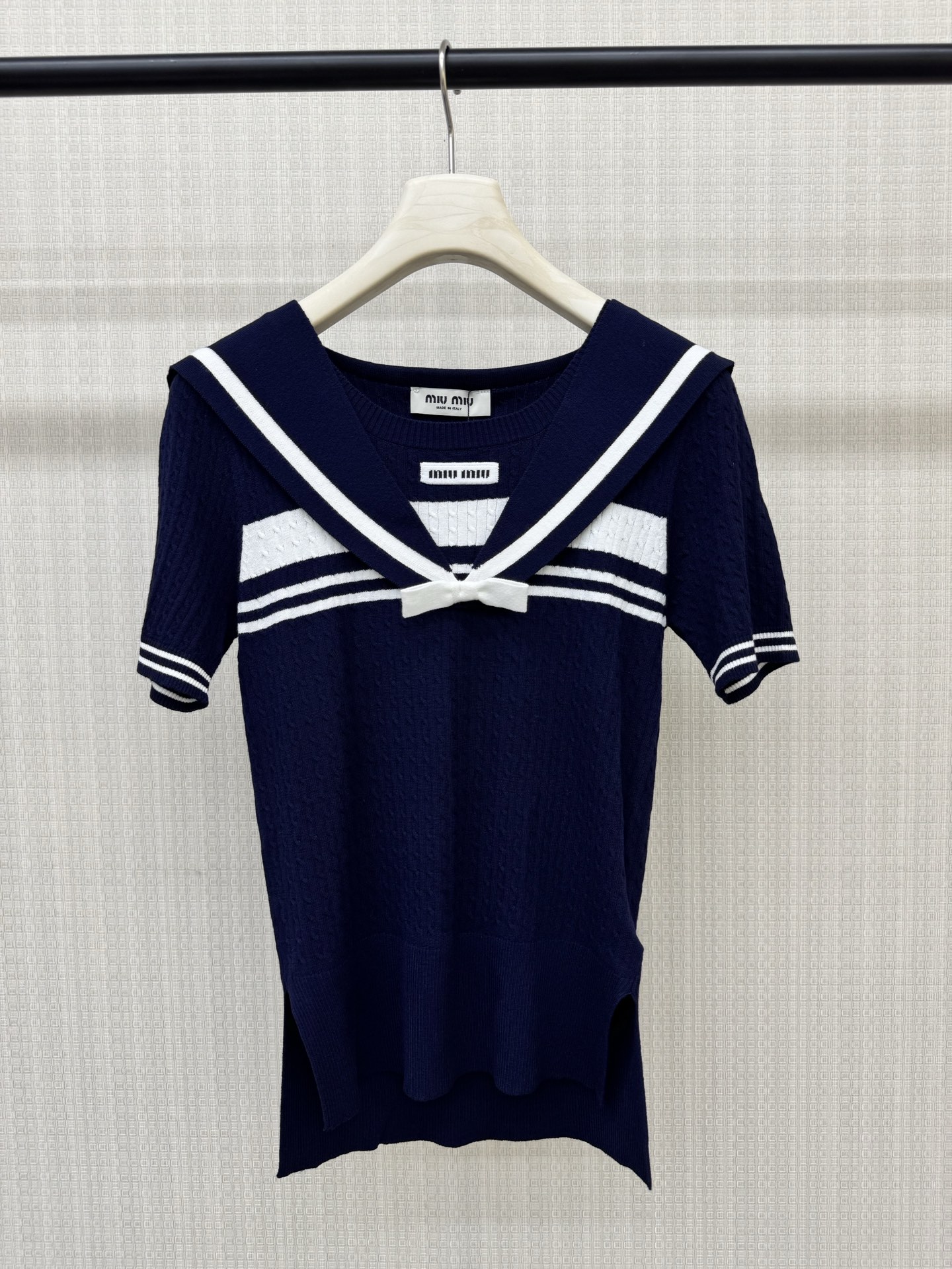 NO:874652,miumi*26ss spring and summer new style round neck classic navy style contrasting webbing knitted short sleeves with a strong college feel. Chest stripe splicing + small bow. Super age-reducing and full of details. Textured knitted fabric. Soft, skin-friendly and textured. Ready for sale in two colors 363840,,miumiu,T-shirt,19860909miumi*26ss春夏新款圆领经典海军风撞色织带针织短袖 自带元气学院感 胸前条纹拼接+小蝴蝶结 超级减龄 细节感拉满 肌理针织面料 柔软亲肤有质感 现货发售两色363840,,miumiu,T-shirt,,Women's clothing