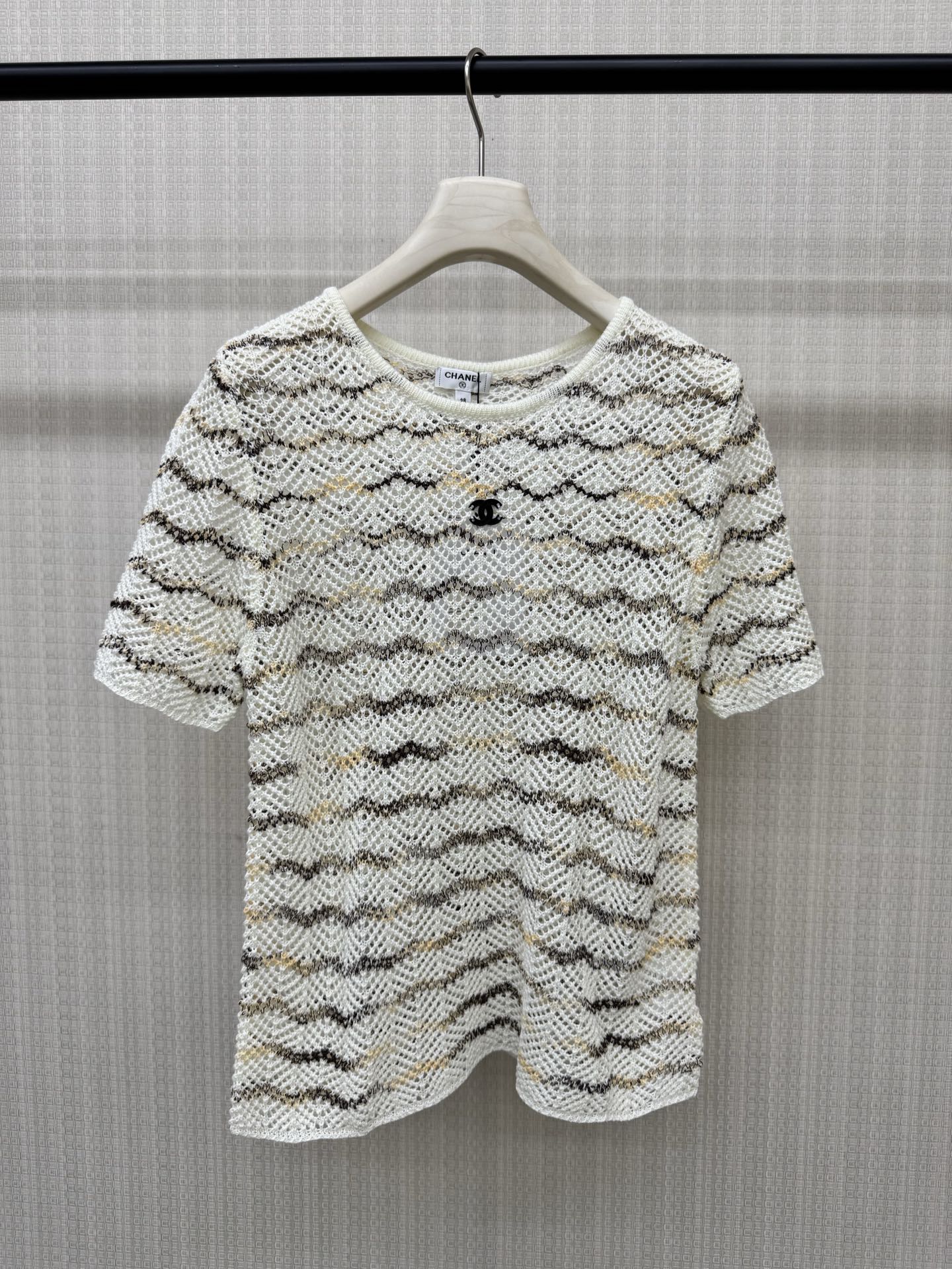 NO:874644,Chane*26ss new spring and summer round neck knitted short sleeves. Wavy hollow texture. Light and breathable. Color/black and gray contrasting stripes. Both styles are eye-catching and versatile. Slightly loose version. Covers the flesh and looks slimming without being tight. Exquisite small logo embellishment. Low-key and texture. Available in two colors 363840,,chanel,T-shirt,19860909Chane*26ss春夏新款圆领针织短袖 波浪状镂空肌理 轻盈透气 彩色/黑灰撞色条纹 两种风格都耐看百搭 微宽松版型 遮肉显瘦不紧绷 精致小标点缀 低调又有质感 现货发售两色363840,,chanel,T-shirt,,Women's clothing