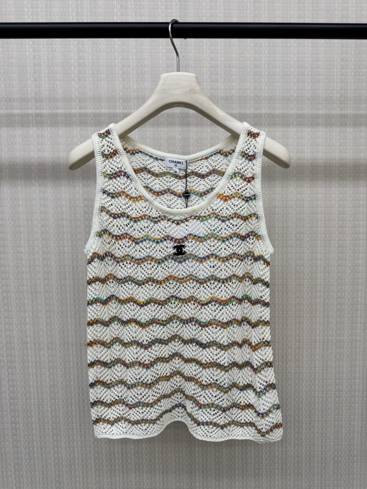 NO:874629,Chane*26ss new spring and summer knitted vest. Mesh hollow weaving method brings a sense of breathing. Color/black and gray wavy stripes. Both styles are easy to match. Short version. Paired with high-waisted pants to show off the proportion. Available in two colors. 363840,,chanel,19860909Chane*26ss春夏新款针织背心 网眼镂空织法 自带呼吸感 彩色/黑灰波浪条纹 两种风格都易搭 短款版型 搭配高腰裤超显比例 现货发售两色363840,,chanel,,Women's clothing