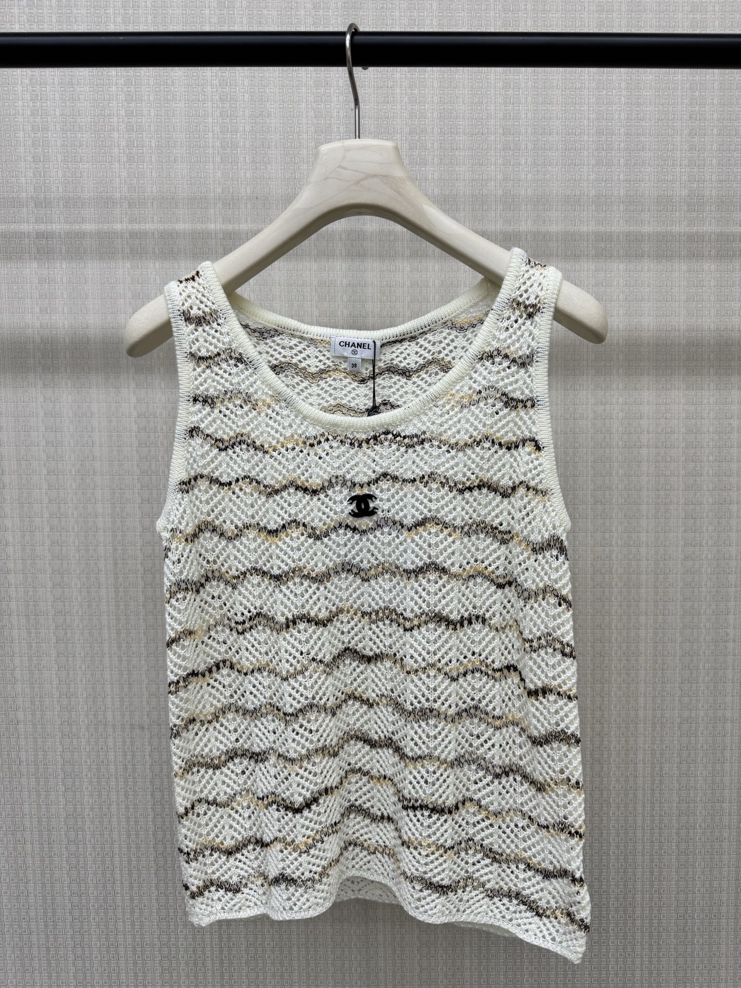 NO:874636,Chane*26ss new spring and summer knitted vest. Mesh hollow weaving method brings a sense of breathing. Color/black and gray wavy stripes. Both styles are easy to match. Short version. Paired with high-waisted pants to show off the proportion. Available in two colors. 363840,,chanel,19860909Chane*26ss春夏新款针织背心 网眼镂空织法 自带呼吸感 彩色/黑灰波浪条纹 两种风格都易搭 短款版型 搭配高腰裤超显比例 现货发售两色363840,,chanel,,Women's clothing