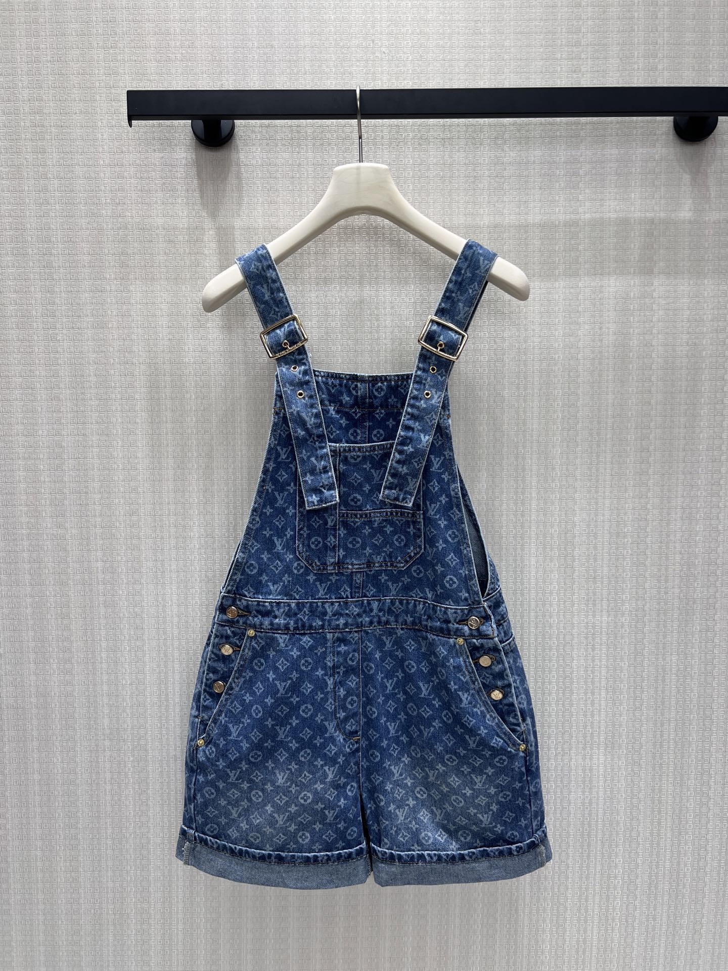 NO:874658,26 spring and summer new suspender jumpsuit. Washed denim is dyed to create a relaxed atmosphere, and the classic Monogram spreads low-key on the denim fabric. The metal buckle suspenders outline neat lines, the straight pants are casual and tolerant to the body shape, and the rolled trousers have a casual retro accent. Paired with a basic white T, you can easily unlock the effortless French fashion, reduce age without being childish, and it is a treasure item in the wardrobe with its own relaxation filter. Ready for sale smL,,1986090926春夏新品背带连体裤 水洗丹宁晕染出松弛氛围,经典Monogram在牛仔面料上低调蔓延.金属扣背带勾勒利落线条,直筒裤型随性包容身形,卷边裤脚自带漫不经心的复古腔调.搭配基础白T,就能轻松解锁不费力的法式时髦,减龄又不幼稚,是衣橱里自带松弛滤镜的宝藏单品.现货出售smL,,,Women's clothing