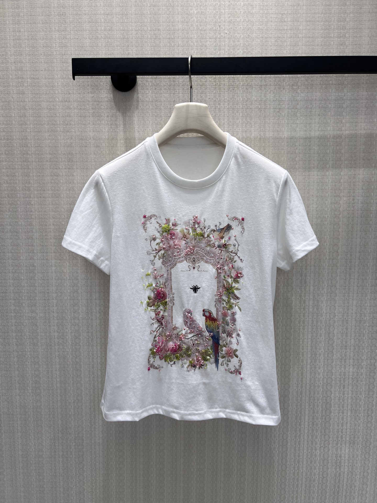 NO:874619,26 spring and summer new short-sleeved clothes use white T as the canvas to freeze the romance of the French garden. Heavy embroidery outlines the beautiful picture of parrots and roses. The beaded details ripple with soft light under the light. The soft and smooth fabric fits the body shape without being ostentatious.  Paired with jeans, you can easily wear a relaxed yet sophisticated everyday look. It comes with a gentle filter, hiding a girl's heart in low-key high-end, suitable for commuting and dating, with both gentleness and elegance. Ready for sale sml, jeans, T-shirt,1986090926春夏新品短袖 以白T为画布,将法式花园的浪漫定格成衣.重工刺绣勾勒鹦鹉与玫瑰的绮丽图景,钉珠细节在光下漾开细碎柔光,软滑面料贴合身形不张扬. 搭配牛仔裤,轻松穿出松弛又精致的日常感,自带温柔滤镜,把少女心藏进低调的高级里,适配通勤与约会,温柔与贵气兼得.现货出售smL,,jeans,T-shirt,,Women's clothing