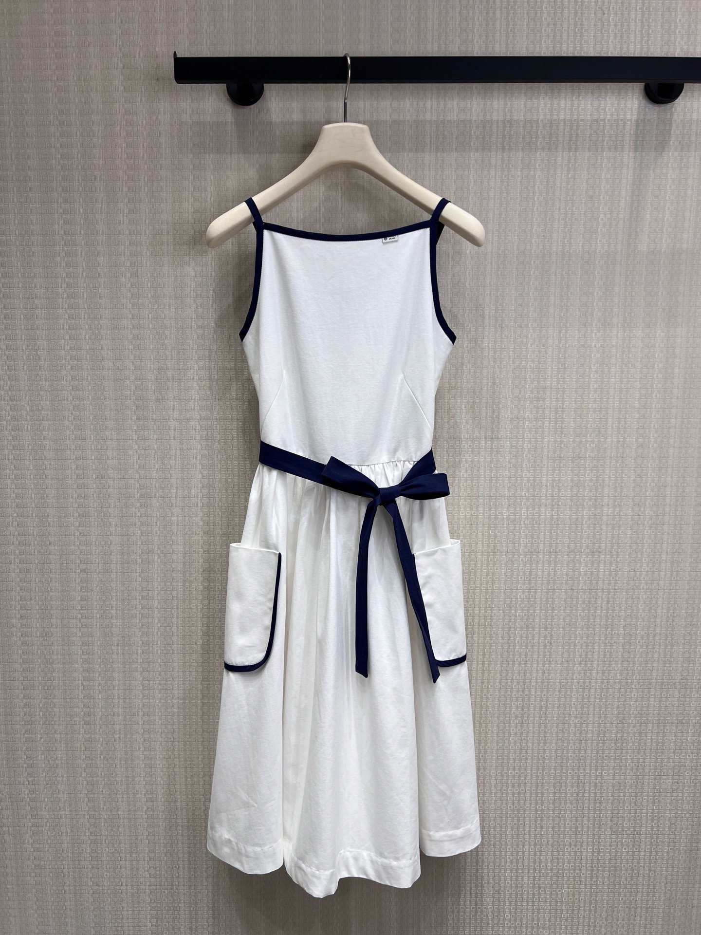 NO:874713,pra**26 new spring and summer navy-style contrasting suspender skirt｜Wear summer refreshingness on your body. Clean white base, navy blue contrasting color outlines, with a fresh texture of French navy style. Thin shoulder straps + square collar design, make the shoulder and neck lines slender and elegant, and the bow tie at the waist can easily hold the waistline, creating a golden ratio of three to seven points.  The design of large pockets on both sides is practical and playful. The upper body of the drape fabric is refreshing and breathable, not sweaty or close-fitting. It is a versatile style that does not choose any scene. It is intellectual and elegant for commuting and for a energetic girl when traveling. One piece can provide gentleness and freshness throughout the summer. Ready for sale sml, prada, skirts, gold,19860909pra**26春夏新品 海军风撞色吊带裙｜把夏日清爽穿在身上 干净白调基底,藏青撞色勾勒轮廓,自带法式海军风的清新质感. 细肩带+方领设计,衬得肩颈线条纤细优雅,腰间蝴蝶结系带,轻松收住腰线,打造三七分黄金比例. 两侧大口袋设计,实用又俏皮,垂坠感面料上身清爽透气,不闷汗也不贴身.不挑场景的百搭款,通勤穿是知性优雅,出游穿是元气少女,一件承包整个夏天的温柔与清爽.现货出售smL,,prada,skirts,gold,,Women's clothing