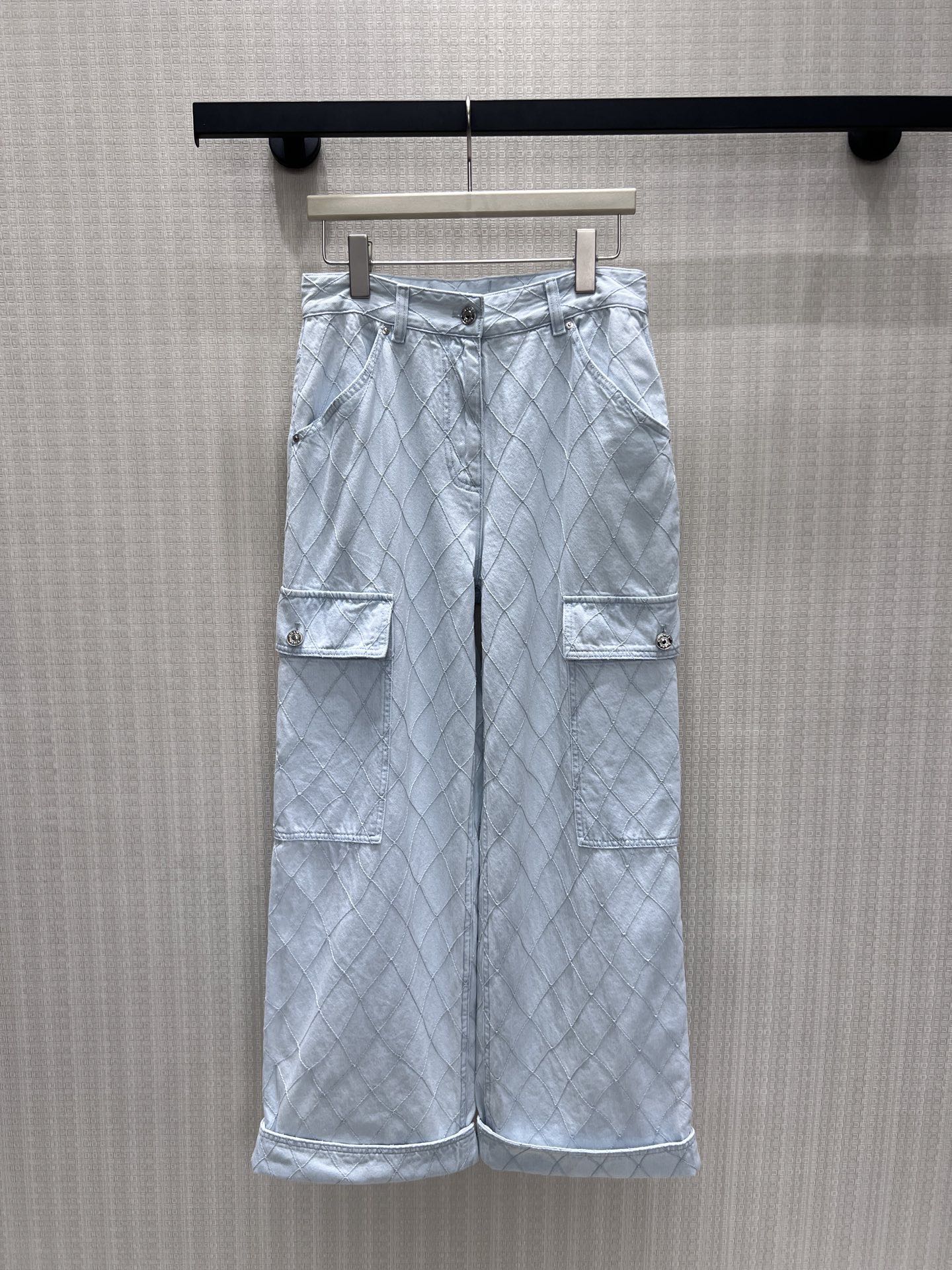 NO:874740,26 new spring and summer jeans Cha** washed light blue denim is given a diamond quilted texture, breaking the monotony and showing a unique and exquisite texture. The high-waisted and wide-leg version modifies the body shape, the utility pockets are both practical and stylish, and the detailed hardware highlights the quality. The fabric is draped and comfortable, taking into account both beauty and practical wear. Paired with a simple top, you can easily create an effortless high-end daily outfit, suitable for commuting, leisure and other scenes. Ready for sale smL,,jeans,1986090926春夏新款牛仔裤 Cha**水洗浅蓝丹宁被赋予菱格绗缝肌理,打破单调感,呈现出独特的精致质感.高腰阔腿版型修饰身形,工装口袋兼具实用与造型感,细节五金彰显品质.面料垂坠舒适,兼顾美观与实穿,搭配简单上衣即可轻松打造不费力的高级日常穿搭,适配通勤、休闲等多种场景.现货出售 smL,,jeans,,Women's clothing