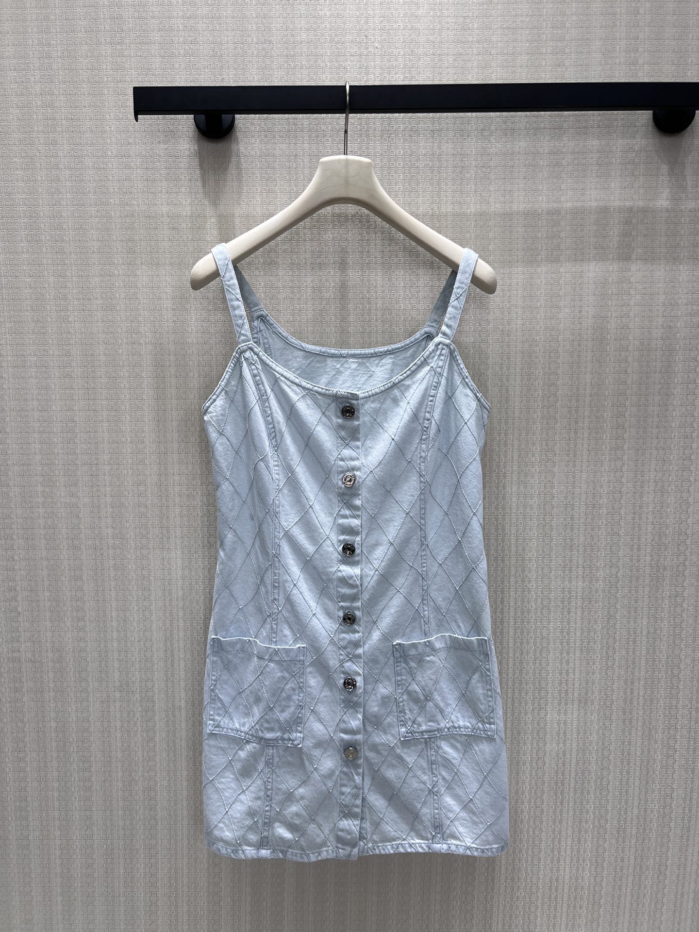 NO:874733,26 new spring and summer suspender skirt Cha** washed light blue denim is given a rhombus quilted texture, with exquisite ingenuity hidden in a low-key manner.  , the square collar suspender design is neat and elegant, the single-breasted buttons and symmetrical pockets are both practical and textured, and the straight version modifies the body shape, regardless of the occasion. It can be worn alone to create a light French atmosphere, or it can be worn with a shirt for daily commuting, and it can be easily worn to give a refreshing and high-end sense of relaxation. It is a must-have item that can be matched with everything in spring and summer. Ready for sale smL,, skirts, shirts,1986090926春夏新款吊带裙 Cha**水洗浅蓝丹宁被赋予菱格绗缝肌理,低调间藏着精致巧思 ,方领吊带设计利落大方,单排扣与对称口袋兼具实用与质感,直筒版型修饰身形,不挑场合.可单穿打造轻法式氛围,也可内搭衬衫适配日常通勤,轻松穿出清爽又高级的松弛感,是春夏百搭不出错的刚需单品.现货出售smL,,skirts,shirts,,Women's clothing