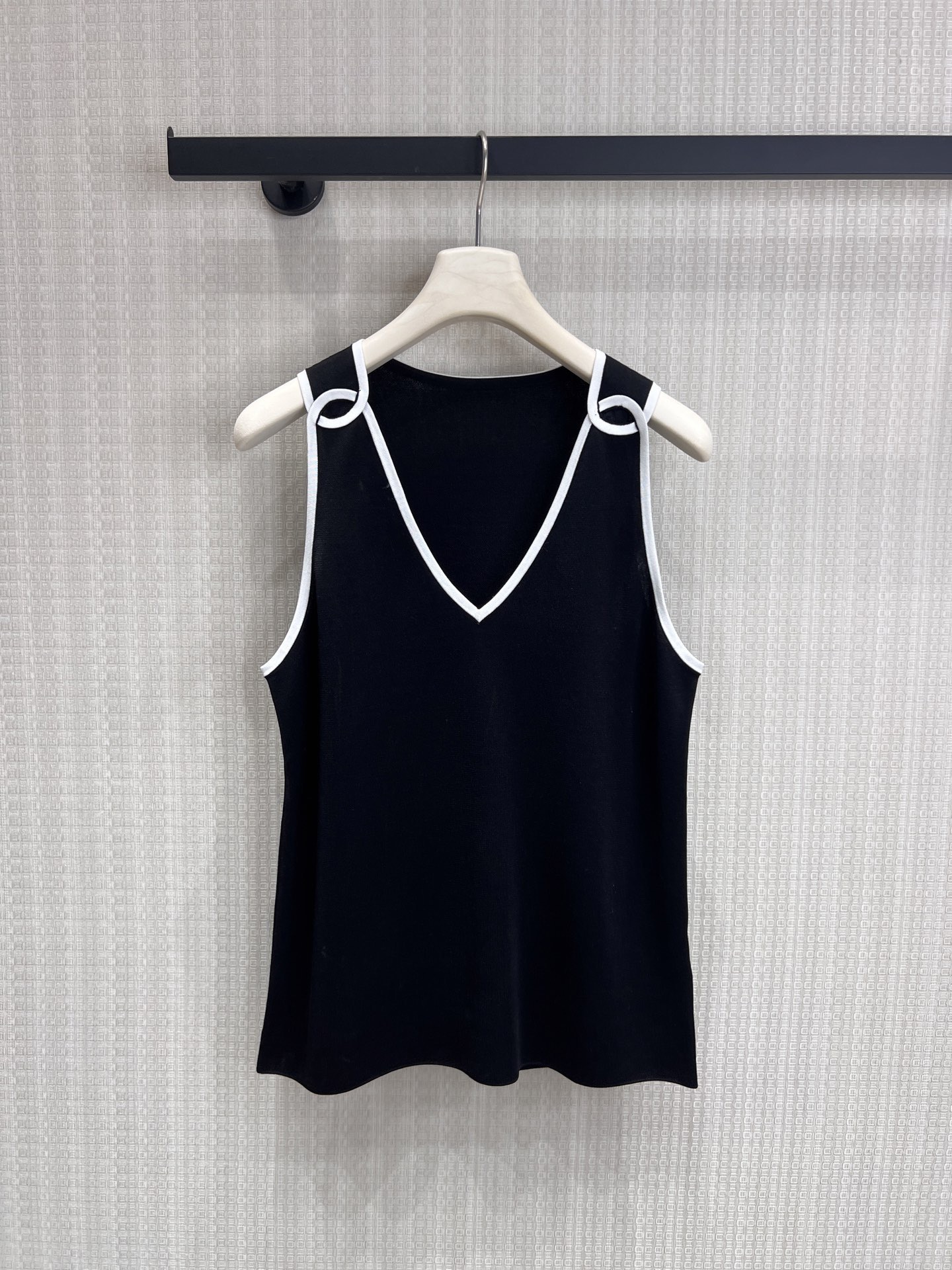 NO:874653,Chan**'s vest with full atmosphere｜It has a ladylike temperament. Classic black and white, it doesn't pick on others, close your eyes and don't step on thunder!  The thoughtfully designed shoulder straps are embellished with unique rings, breaking the monotony of solid colors, and capturing the essence of small fragrances. The slim V-neck lengthens the neckline, modifying the face, and the upper body is neat and white. The soft and waxy skin-friendly fabric has excellent drape. It is exquisite when worn alone. It is also very high-end when worn as a layered shirt or suit. It is a versatile king that can be worn in the wardrobe from spring and summer to autumn and winter!  Ready for sale smL,,chanel,shirts,business suit,19860909Chan**氛围感拉满的背心｜自带名媛气质 经典黑白两色,不挑皮不挑人,闭眼入不踩雷！ 心机设计肩带别致圆环点缀,打破纯色单调,小香风精髓拿捏 显瘦版型V领拉长颈线,修饰脸型,上身利落又显白 软糯亲肤面料,垂坠感极佳,单穿精致,作为内搭叠穿衬衫、西装也巨高级 是衣橱里能从春夏穿到秋冬的百搭王者！现货出售smL,,chanel,shirts,business suit,,Women's clothing