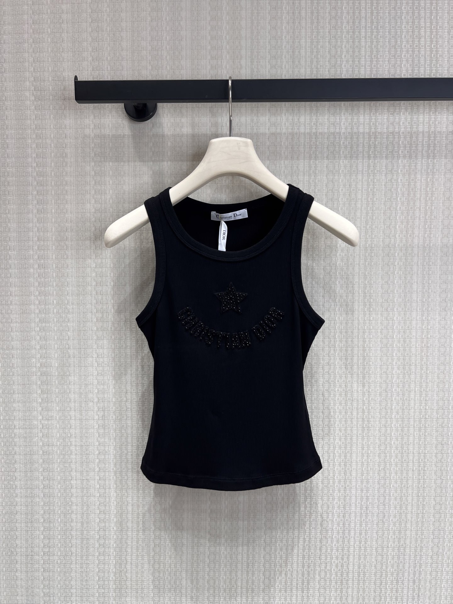 NO:874660,26 new spring and summer products D's star beaded letter vest with its own noble filter is a must-have for summer. The ribbed elastic fabric is slim and not tight, and the upper body can transform into an hourglass figure in seconds. The beaded stars and brand letters on the chest are low-key and shining with exquisite luster. Both black and white are the king of all-match in the wardrobe. Wearing it alone is a hot girl style, layering a suit or a cardigan is intellectual and elegant. Wearing multiple clothes can guarantee your matching throughout the summer!  Ready for sale smL, dior, business suit,1986090926春夏新品 D家星星钉珠字母背心自带贵气滤镜的夏日刚需内搭 罗纹弹力面料修身不勒肉,上身秒变沙漏型身材. 胸前的钉珠星星与品牌字母,低调闪着精致光泽,黑白两色都是衣柜里的百搭王. 单穿是辣妹风,叠穿西装、开衫又是知性优雅,一衣多穿承包你整个夏天的搭配！现货出售smL,,dior,business suit,,Women's clothing