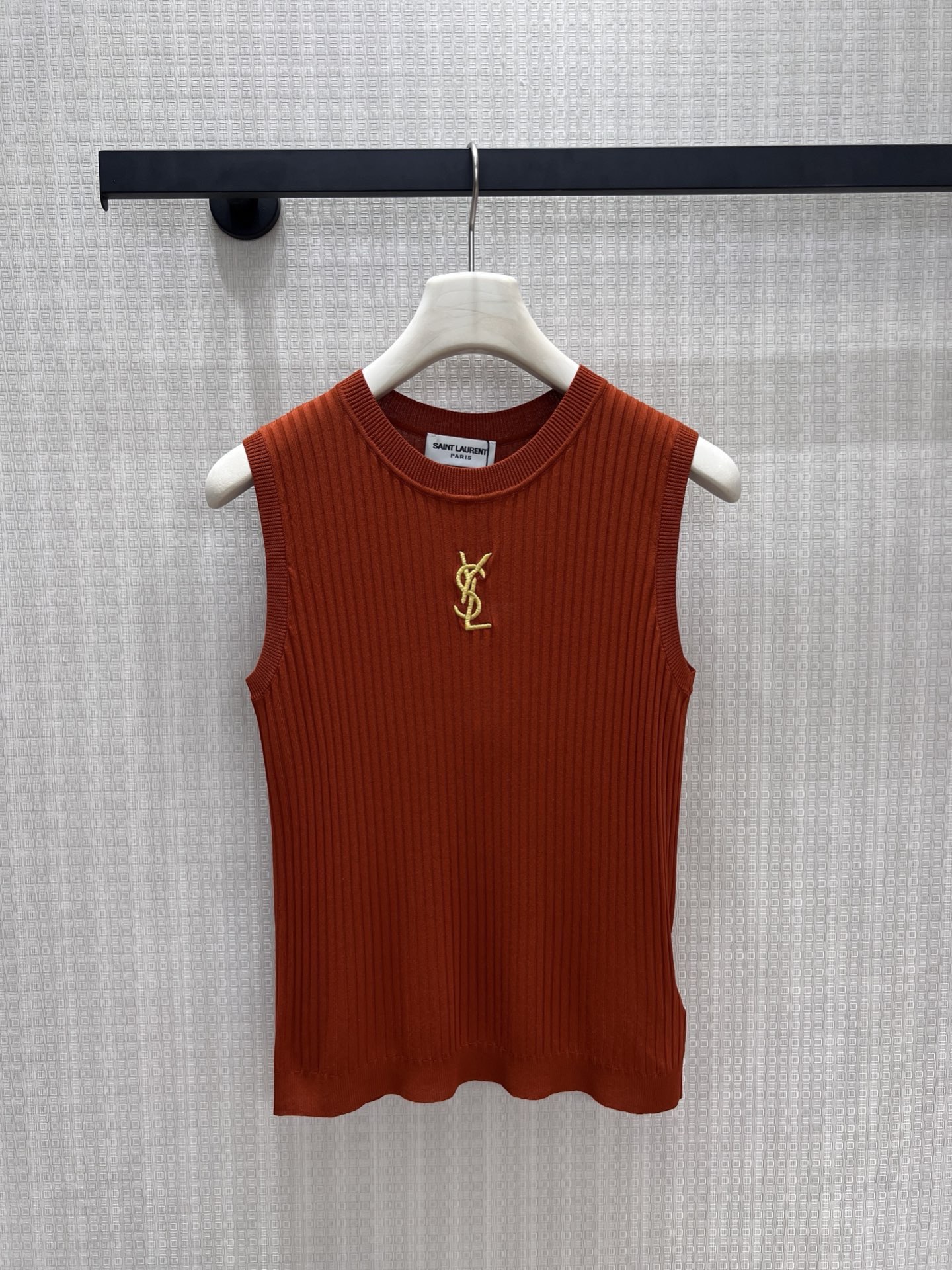 NO:875967,26 spring and summer new product ysl knitted vest, using high-density pit weaving to create a three-dimensional texture, close to the body and slimming. The round neck and sleeveless tailoring are neat and refreshing, and the golden logo on the chest is low-key to highlight the style. Caramel red and dark brown are available in two colors. The soft and skin-friendly fabric is suitable for all seasons. It can easily create a lazy and noble sense of luxury when worn alone or with a suit. Ready for sale smL, saint laurent, business suit,1986090926春夏新品 ysl 针织背心,以高密坑条织法打造立体肌理,贴身显瘦不勒肉.圆领与无袖剪裁利落清爽,胸口金色标识低调点明格调.焦糖红与深棕双色可选,软糯亲肤的面料适配四季,单穿或内搭西装都能轻松营造慵懒又贵气的高级感.现货出售smL,,saint laurent,business suit,,Women's clothing
