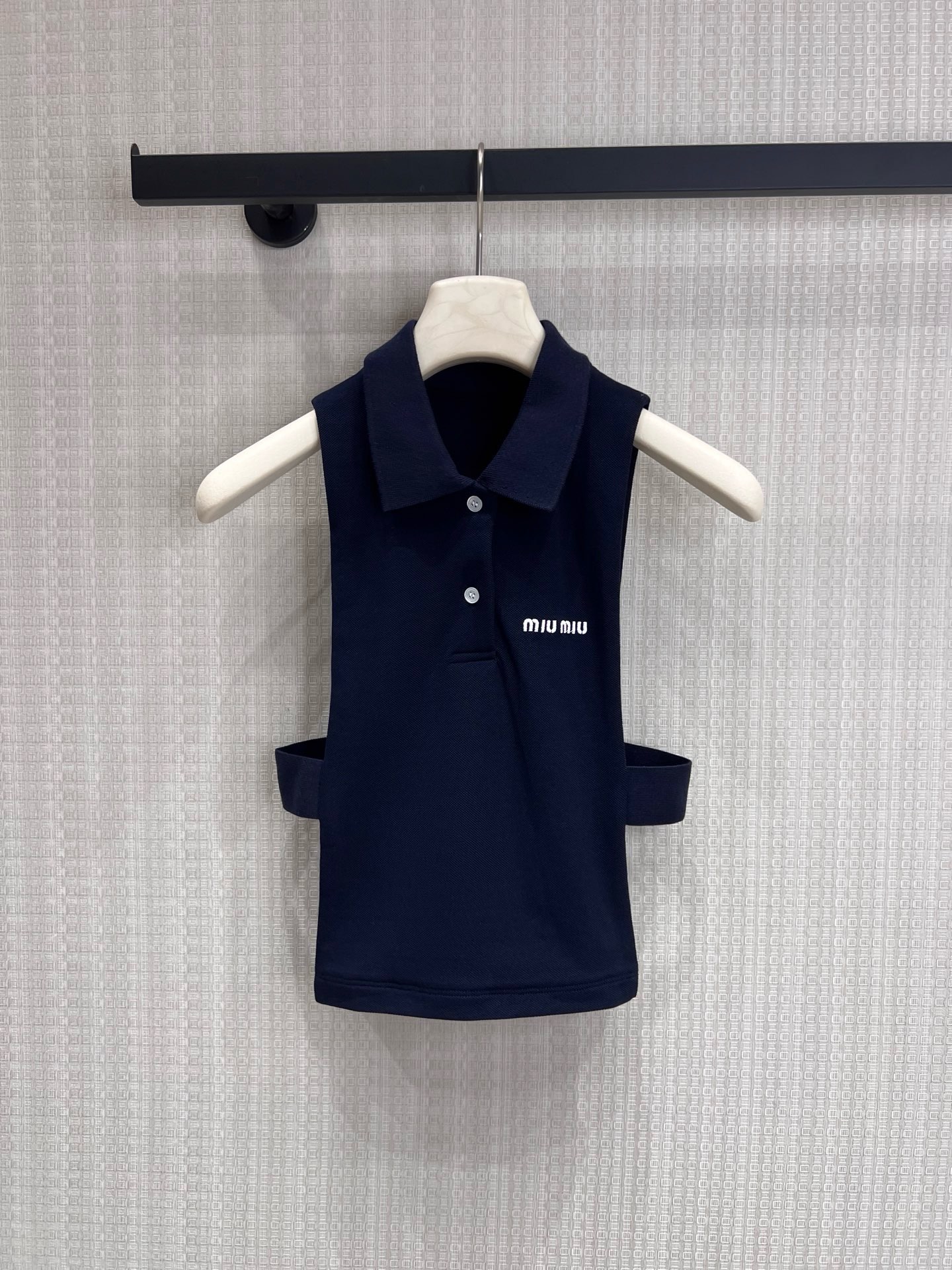 NO:875992,26 new spring and summer products Miu** Navy Waistless Polo Sleeveless Top. The navy color has a girly feel, which balances the sweetness and coolness of the college style. The classic Polo lapel + placket button, matched with the brand logo on the chest, are highly recognizable. The hollow design on the side waist quietly reveals a little waistline, which can be directly manipulated for pure lust. The short cut optimizes the proportions and is perfect for pairing with denim shorts and pleated skirts. It is a must-have for hot girls in summer!  Spot sale smL,,miumiu,skirts,shorts,1986090926春夏新品 Miu**藏青露腰Polo无袖上衣 自带少女感的藏青色,把学院风的甜和酷平衡得刚刚好. 经典Polo翻领+门襟纽扣,搭配胸前品牌标识,辨识度拉满, 侧腰镂空设计,悄悄露出一点腰线,纯欲感直接拿捏,短款剪裁优化比例,搭配牛仔短裤、百褶裙都超合适,夏日辣妹必备款！现货出售smL,,miumiu,skirts,shorts,,Women's clothing