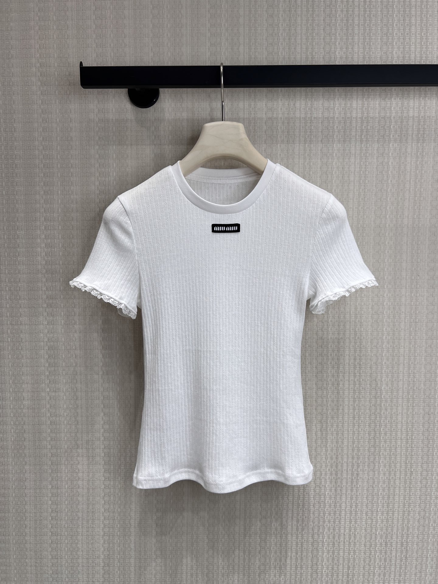 NO:875980,Short-sleeved 26 spring and summer new product Miu** lace white vest Short-sleeved series model has an iconic girly feel, the pitted texture has a soft and waxy texture, the lace on the neckline/shoulder straps is the soul detail, with the brand logo woven label, it directly fills the sense of pure desire. The slim-fitting version is refreshing when worn alone, gentle when layered, just needed in spring and summer. Ready for sale smL,, miumiu, T-shirt,19860909短袖 26春夏新品 Miu**蕾丝花边白背心 短袖系列款 标志性少女感,坑条肌理自带软糯质感,领口/肩带的蕾丝花边是灵魂细节,搭配品牌logo织标,纯欲感直接拉满.修身不勒肉的版型,单穿清爽、叠穿温柔,春夏刚需款.现货出售smL,,miumiu,T-shirt,,Women's clothing